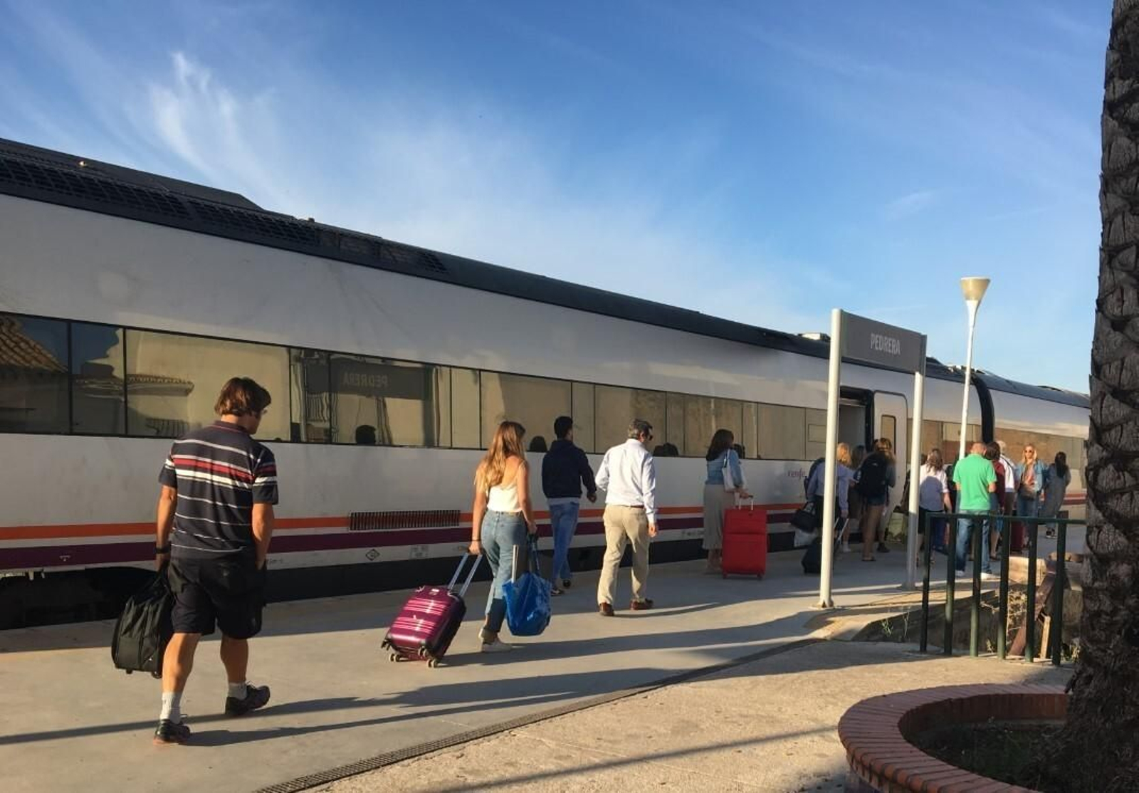 Entre Osuna y Pedrera la línea convencional entre Sevilla y Málaga está interrumpida y hay que hacer transbordo.