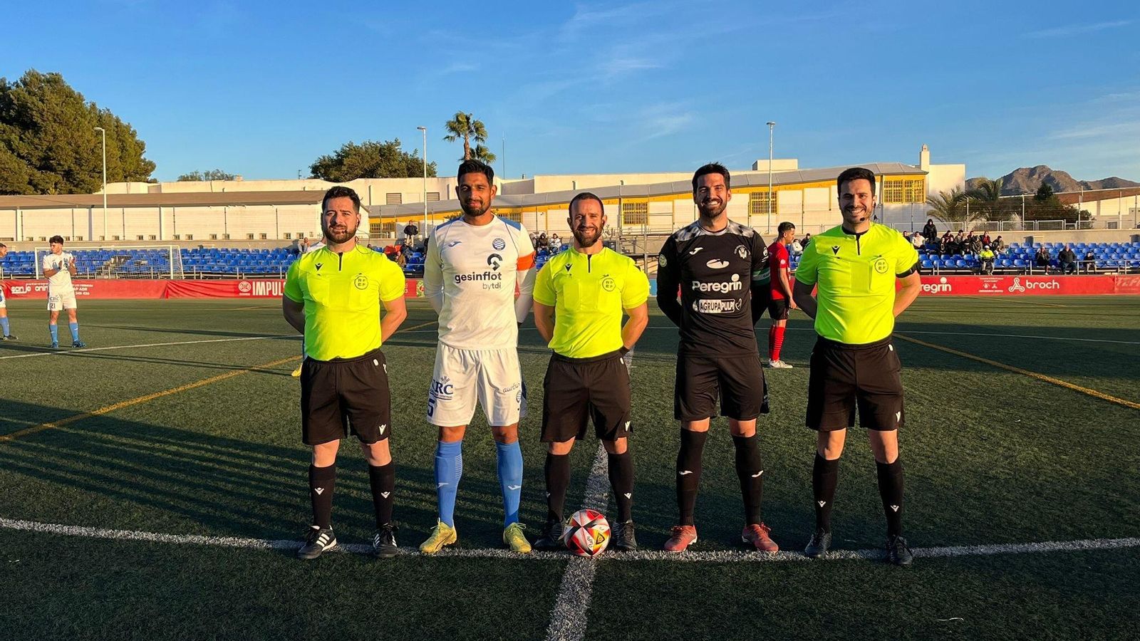 Los dos capitanes de ambos equipos antes del inicio del encuentro.