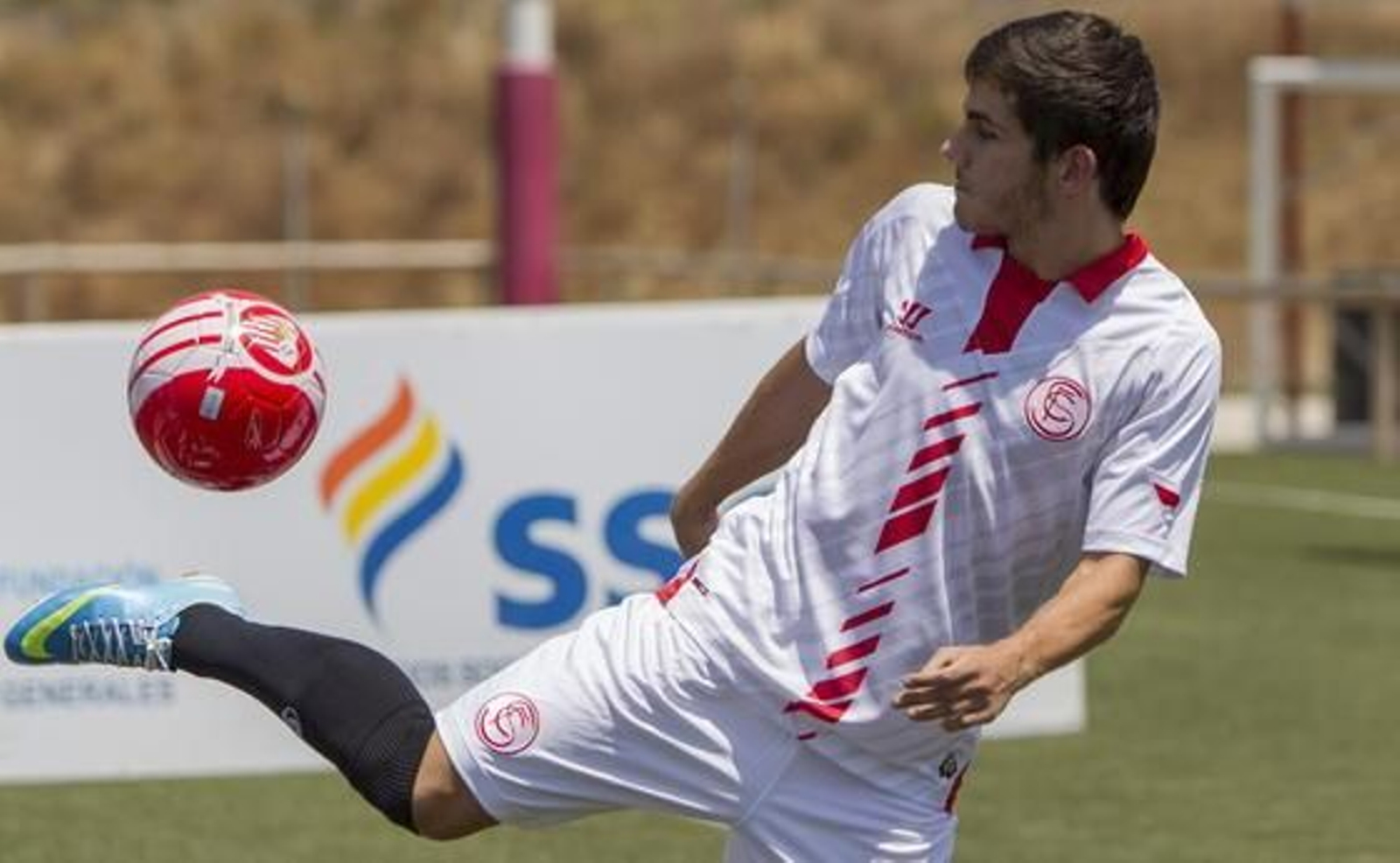 El extremo internacional sub-20, Jairo Sampeiro, da unos toques durante su presentación oficial como jugador del Sevilla FC.

Foto: Julio Muñoz (Efe)