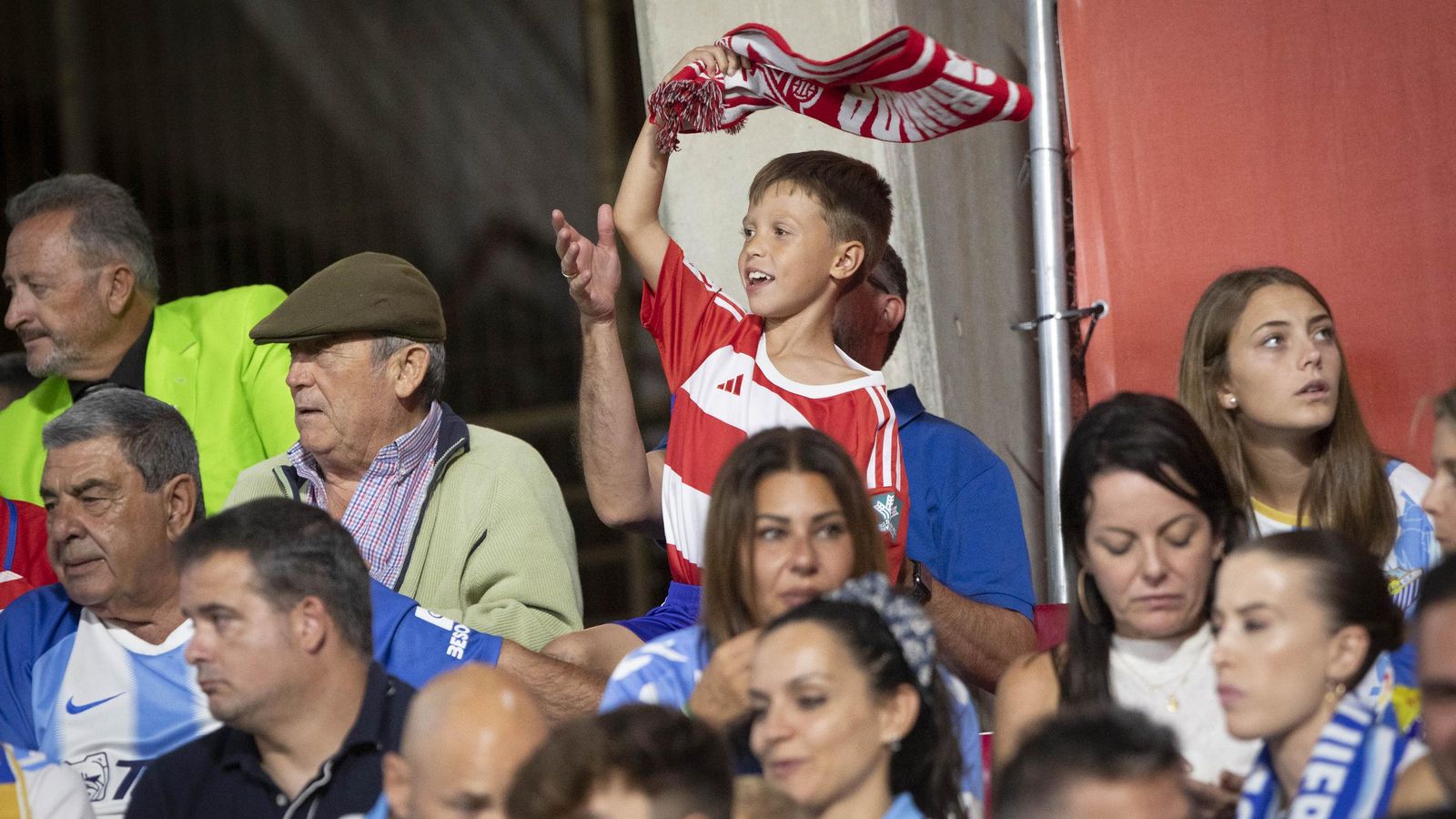 Búscate en la grada de Los Cármenes durante el Granada CF-Málaga CF