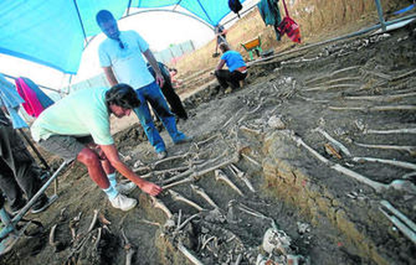 Un momento de la exhumación de cadáveres en la fosa común del cementerio de San Rafael.