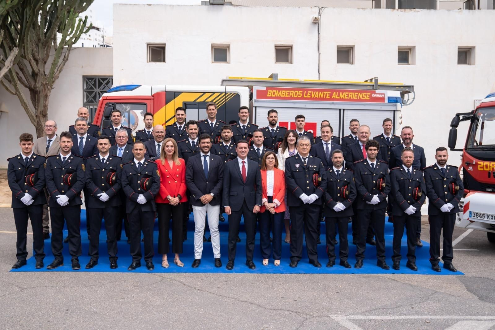 Responsables de Diputación y el Consorcio del Levante con los nuevos bomberos.