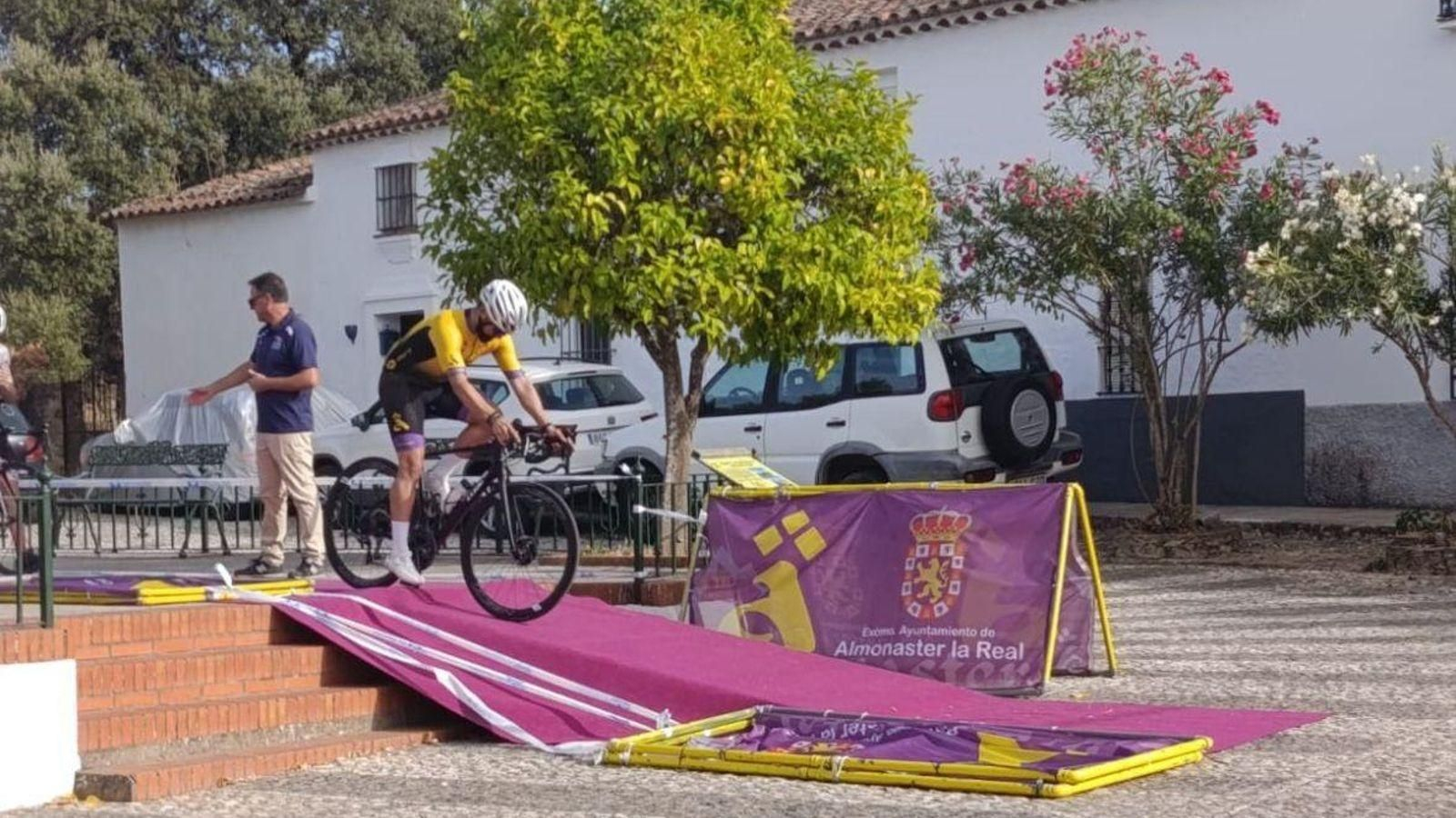 Un participante toma la salida en Almonaster la Real.