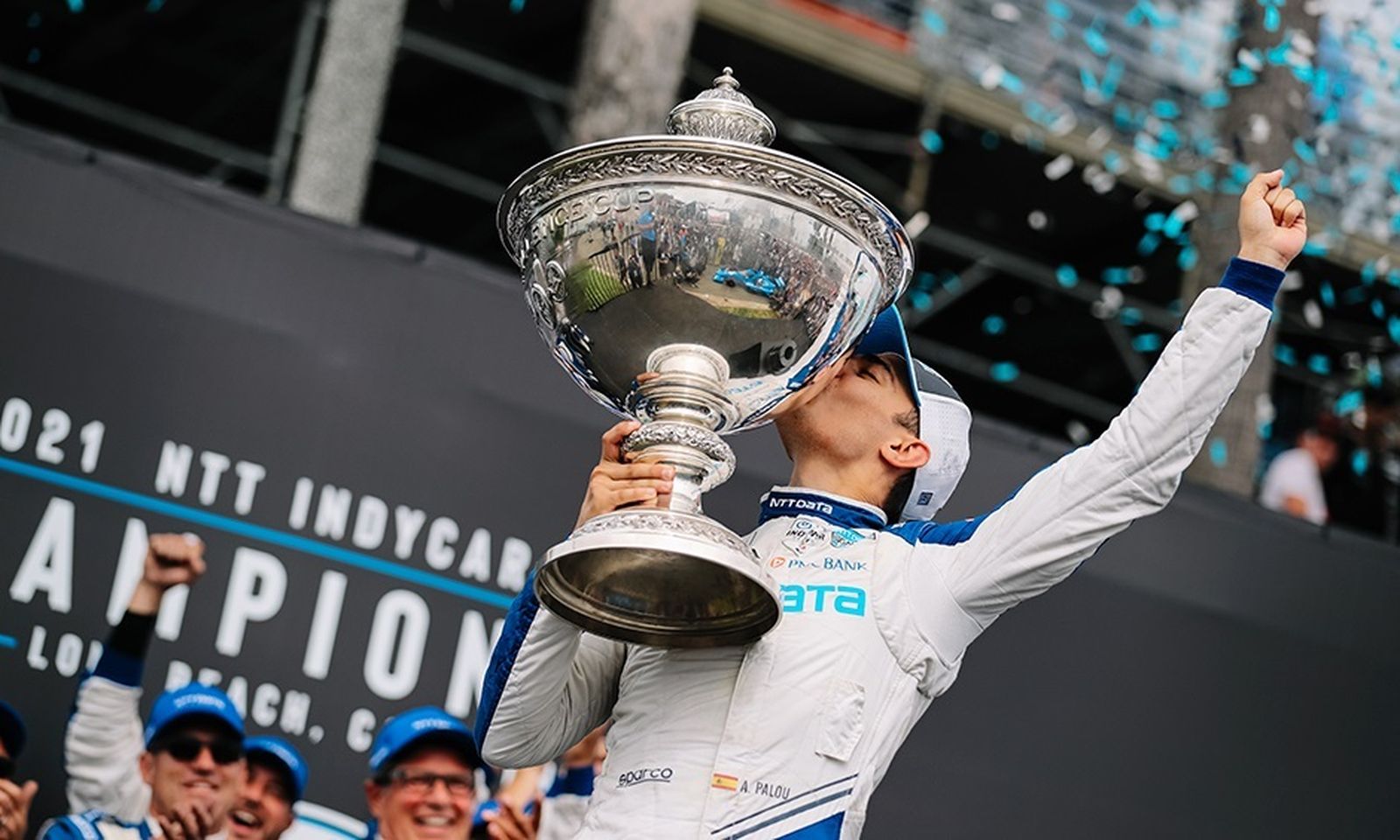 Álex  Palou  besa su trofeo de campeón de la  Indycar