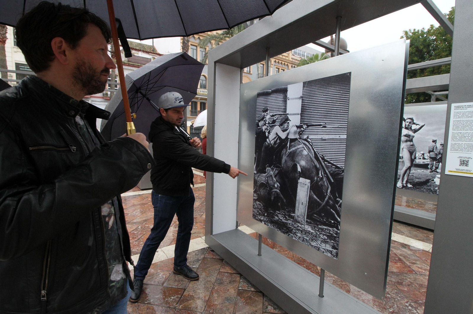 Latitudes, inauguración de la exposición colectiva en la Plaza de Las Monjas en imágenes