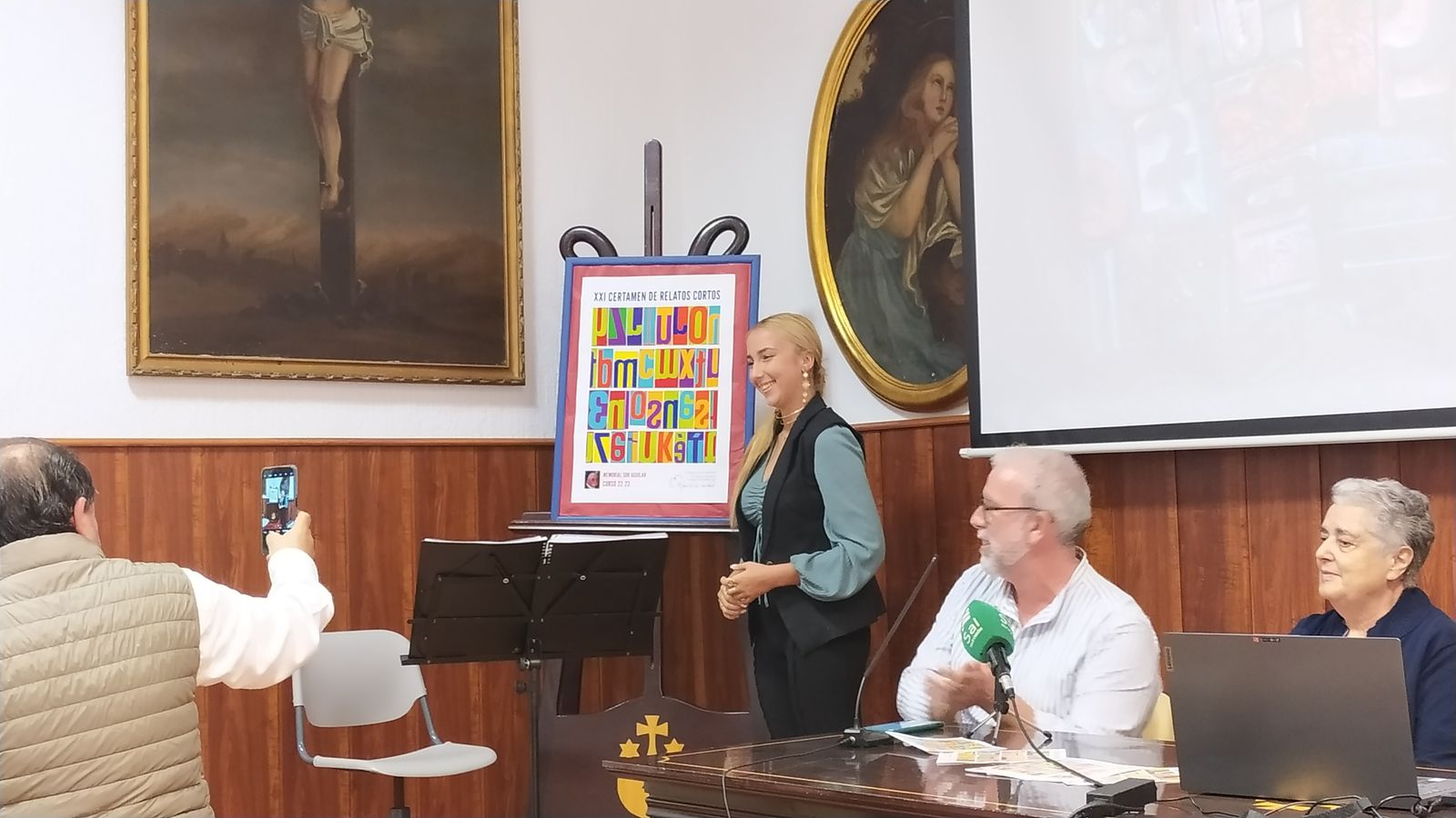 Presentación del cartel del certamen escolar.