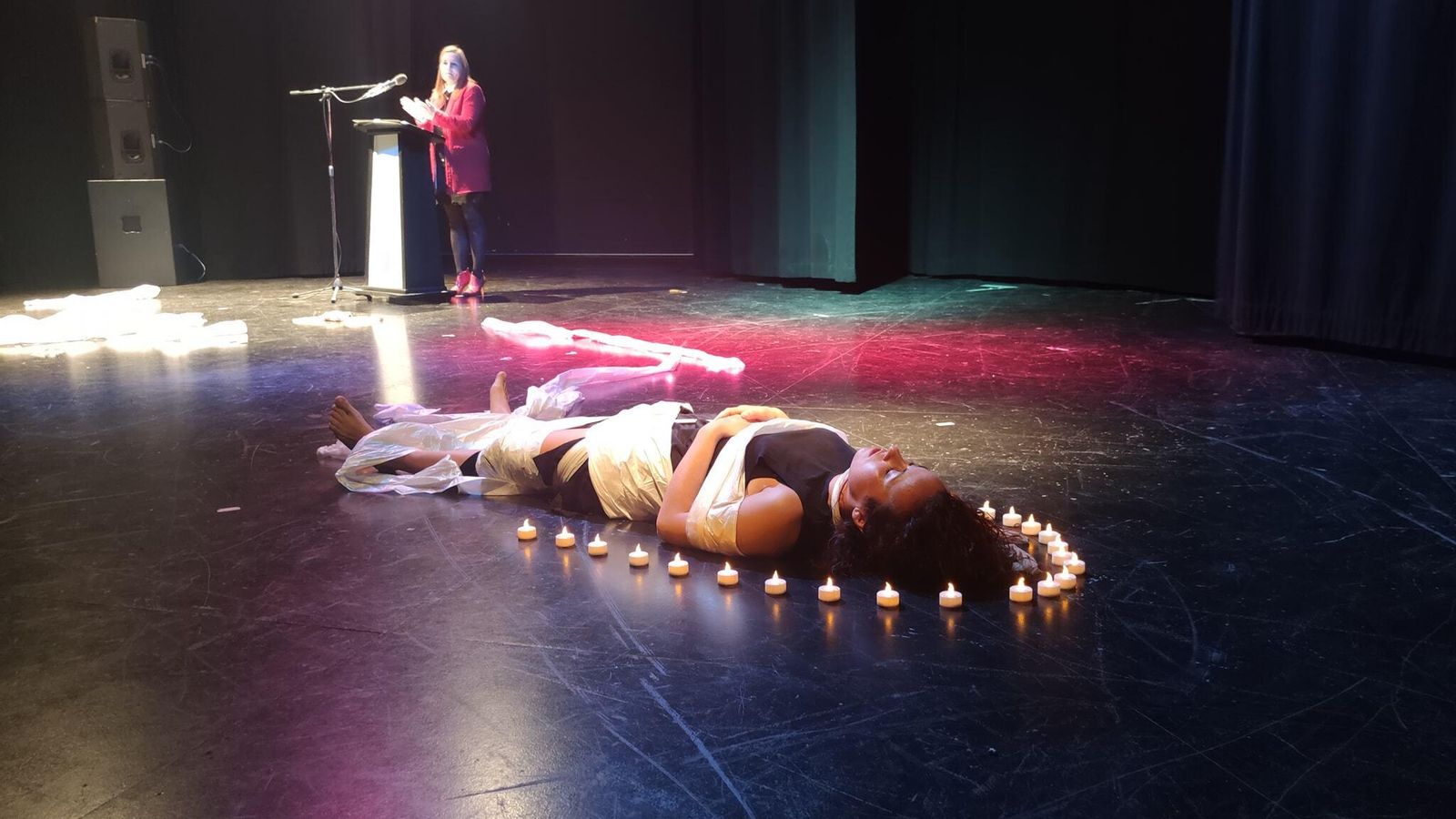 Performance realizada en recuerdo de las víctimas en Salobreña