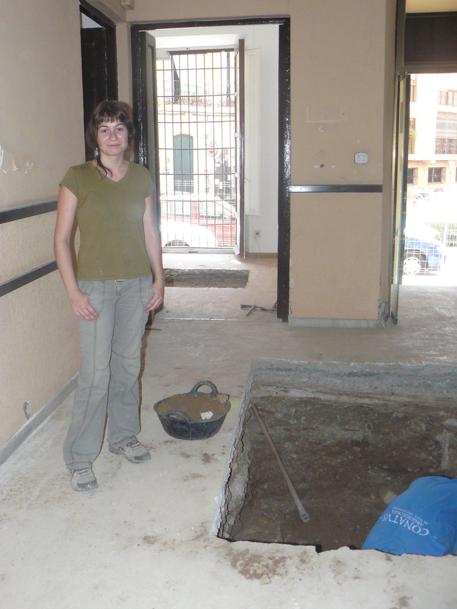 Natalia Ortega, arqueóloga encargada de las catas de la Casa Consistorial.