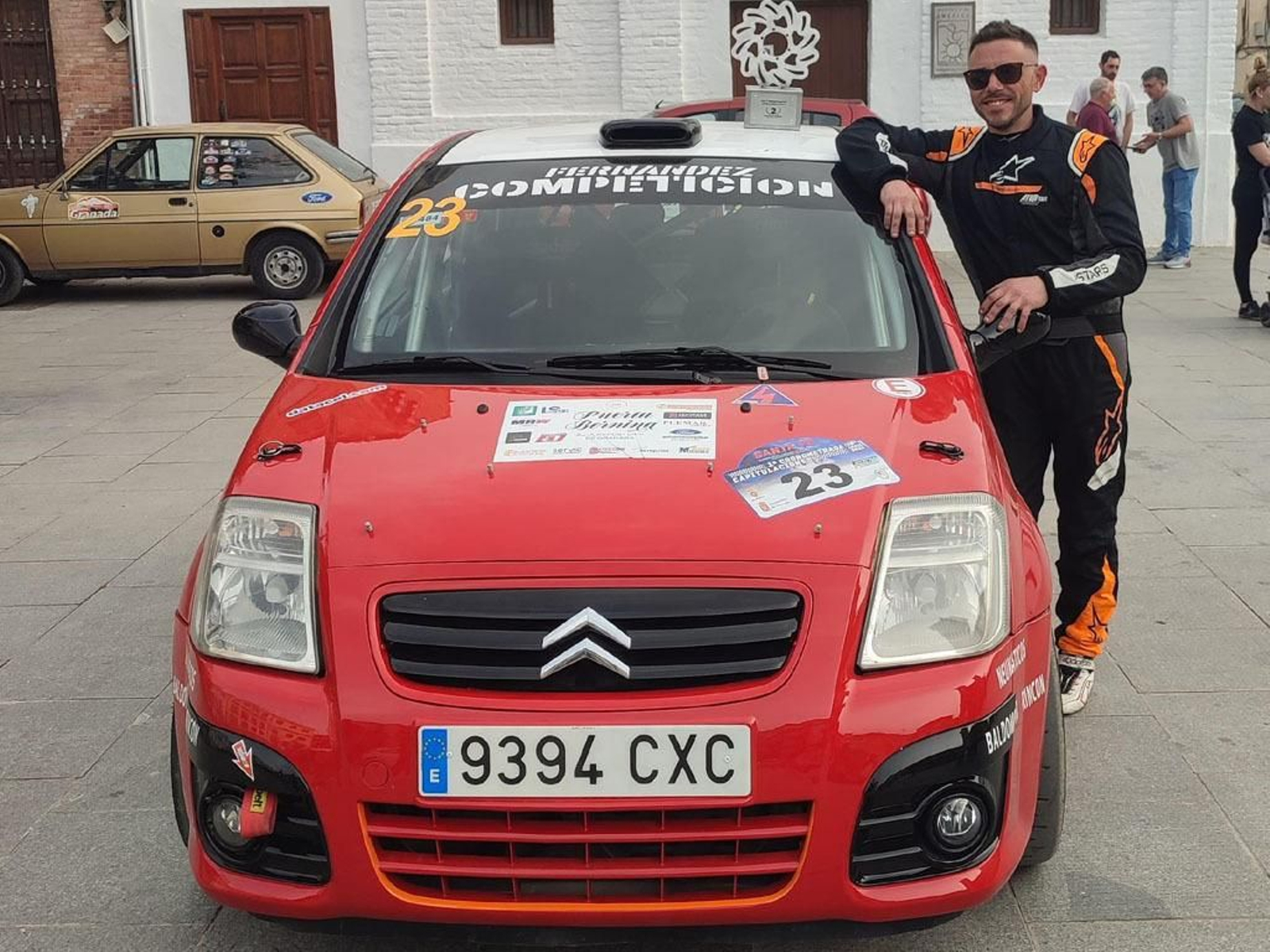 El piloto del Automóvil Club Almería posa junto a su vehículo antes de participar en la Cronometrada Capitulaciones Santa Fe.