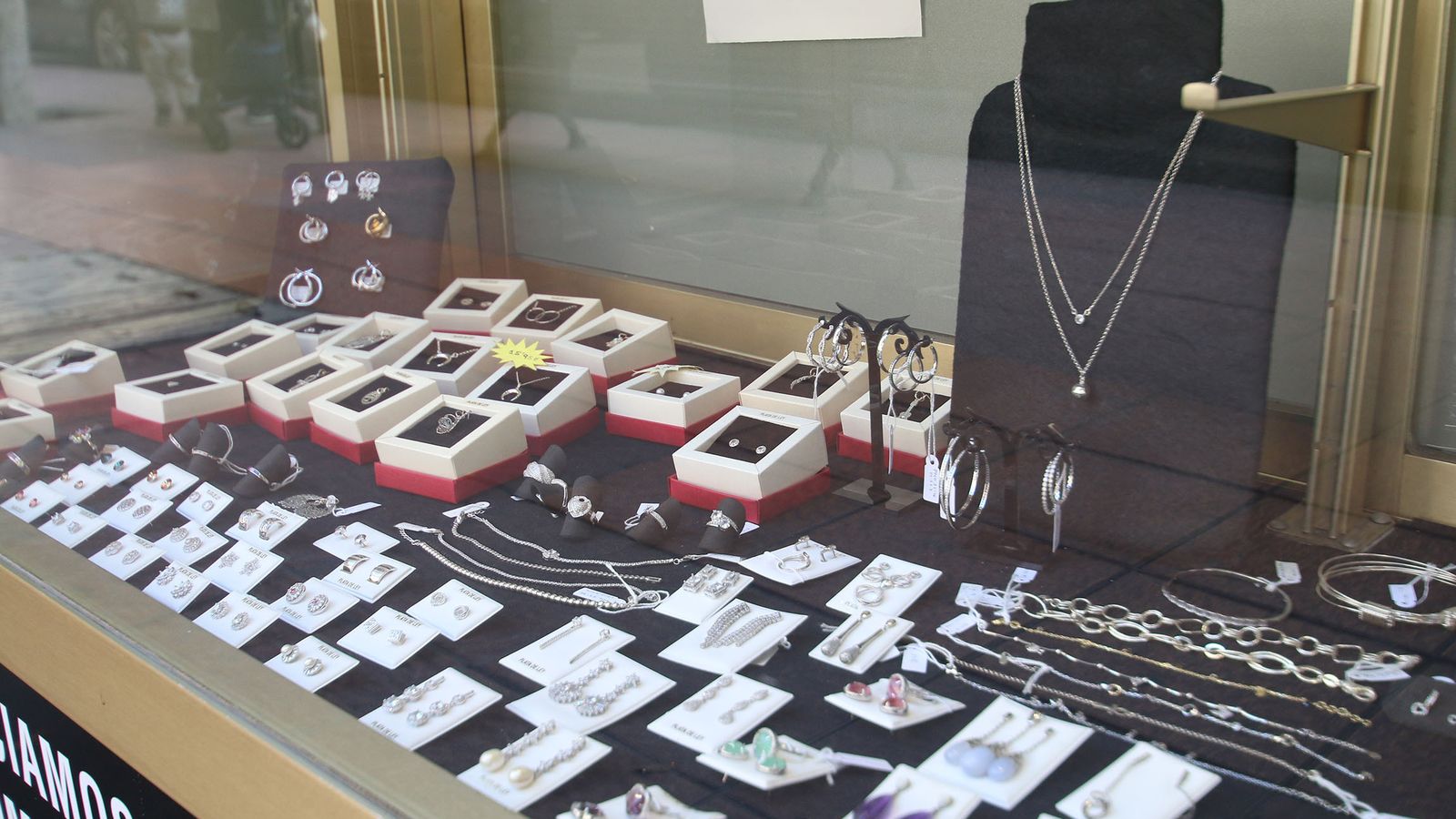 Joyas de plata, a la venta.