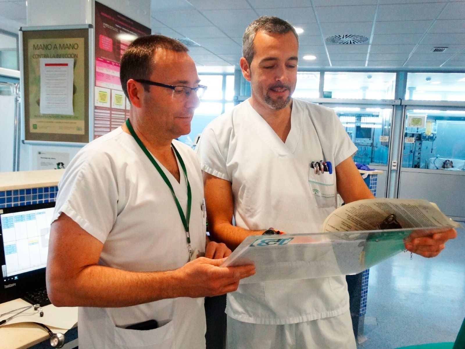 Dos de los sanitarios del equipo de donaciones del Hospital Costa del Sol de Marbella