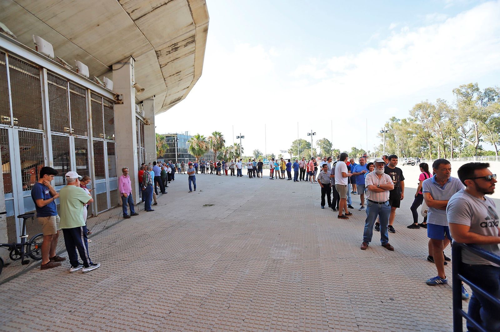 Colas en el Nuevo Colombino, este lunes.