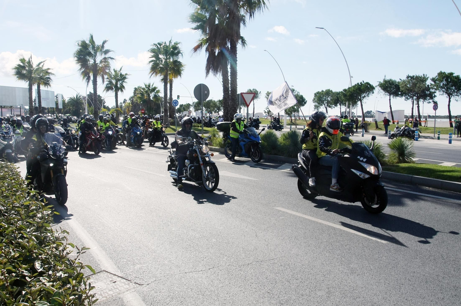 Imágenes de la concentración motera en memoria de Hugo Millán por las calles de Huelva