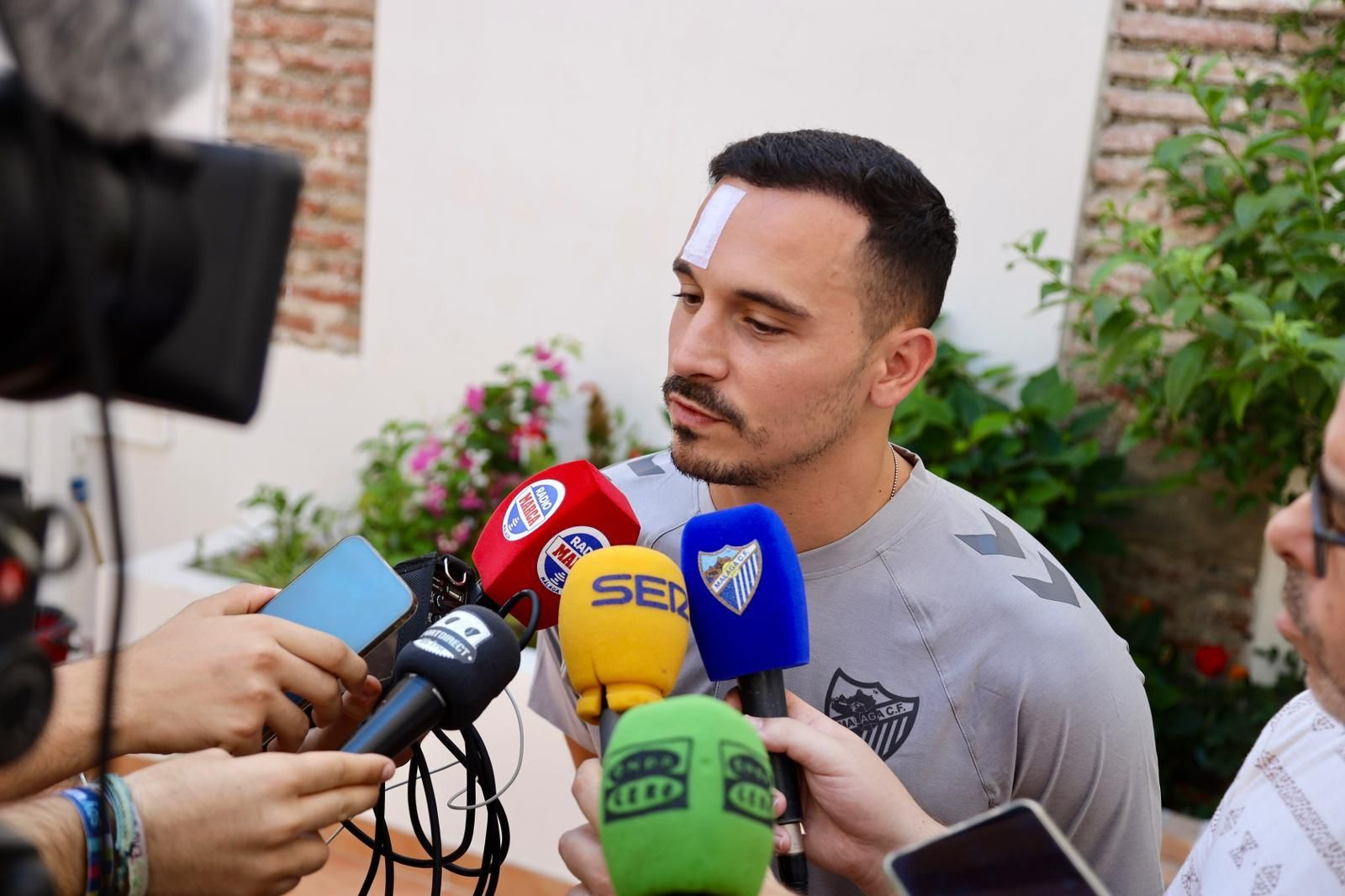 La ofrenda del Málaga CF a la Divina Pastora, en fotos