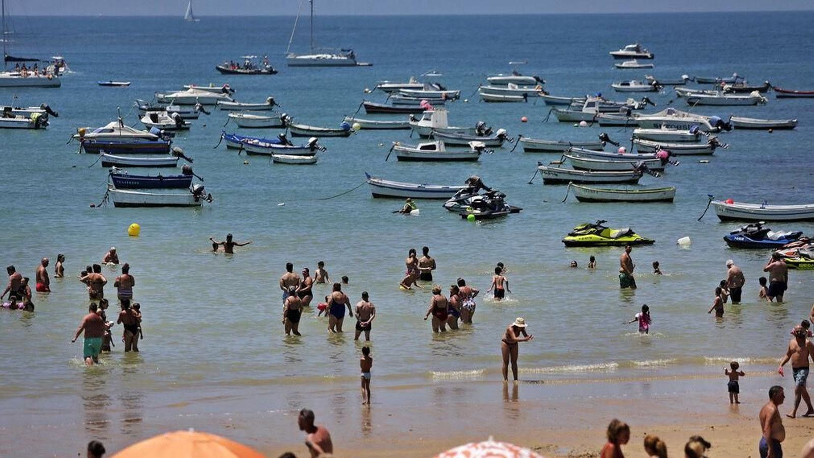 Bañistas en la playa de la Caleta.