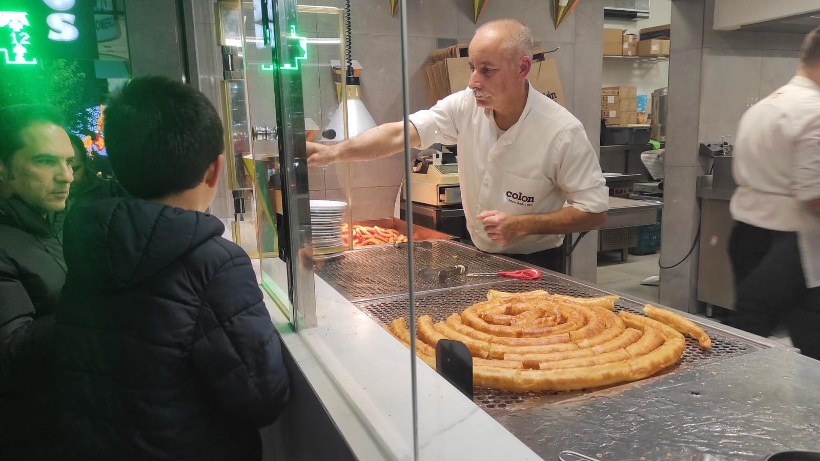 Puesto de chokychurro para llevar en la cafetería Colón de la calle Navas de Tolosa. Puesto de chokychurro para llevar en la cafetería Colón de la calle Navas de Tolosa.