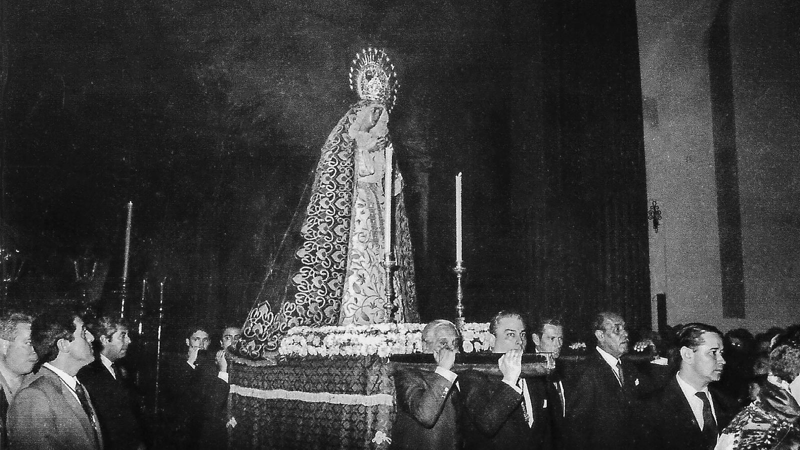 Una de las estampas del Viernes de Dolores: la Virgen del Valle ha bajado de su altar de cultos y es trasladada a su paso.