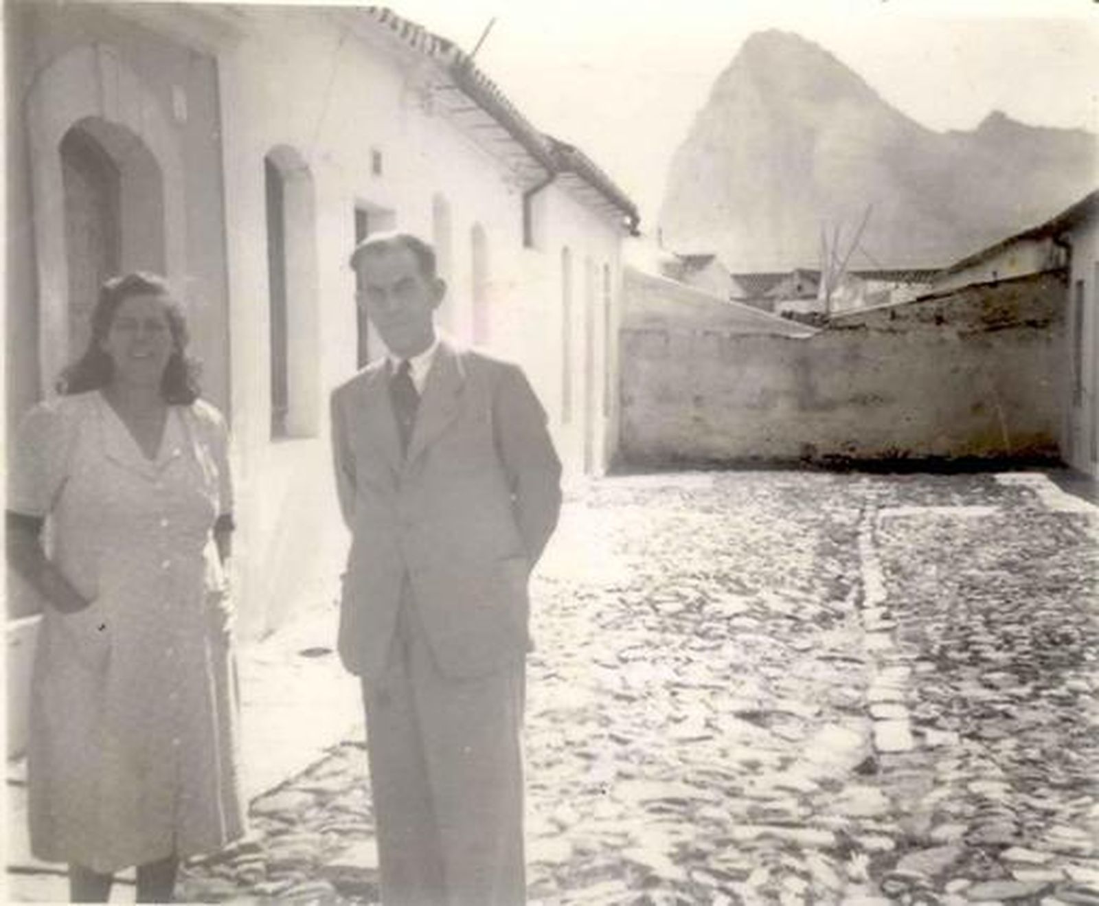 La céntrica calle linense estuvo llena de vida y comercios en otros tiempo.

Foto: Grupo de Facebook La Línea en Blanco y Negro