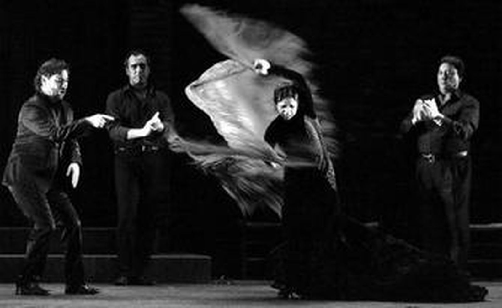Un instante de 'Lluvia', el espectáculo que Eva Yerbabuena y su ballet flamenco estrenaron anoche en Villamarta y que contó con Poveda como artista invitado.