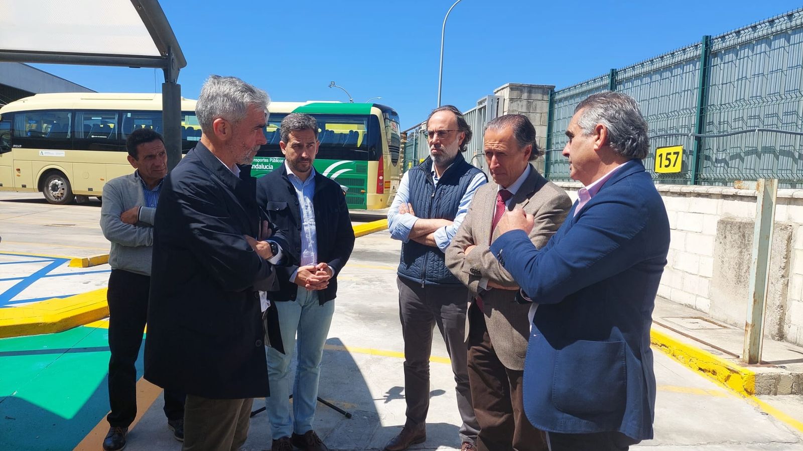 Visita institucional a las instalaciones de la empresa de autobuses.