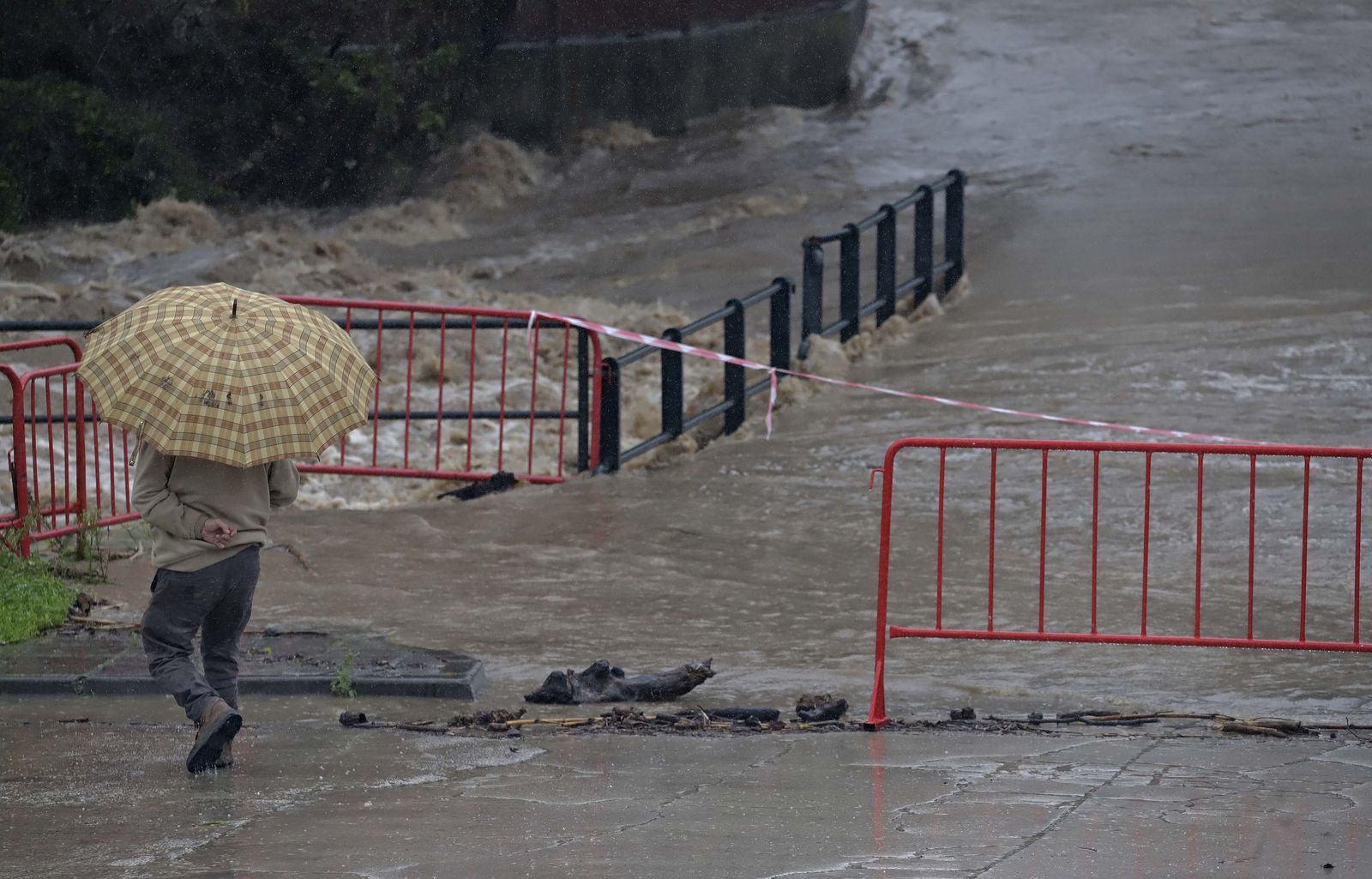 Fotos del temporal de lluvia y viento por la borrasca Kristin en Jimena de la Frontera, San Pablo de Buceite y San Martín del Tesorillo