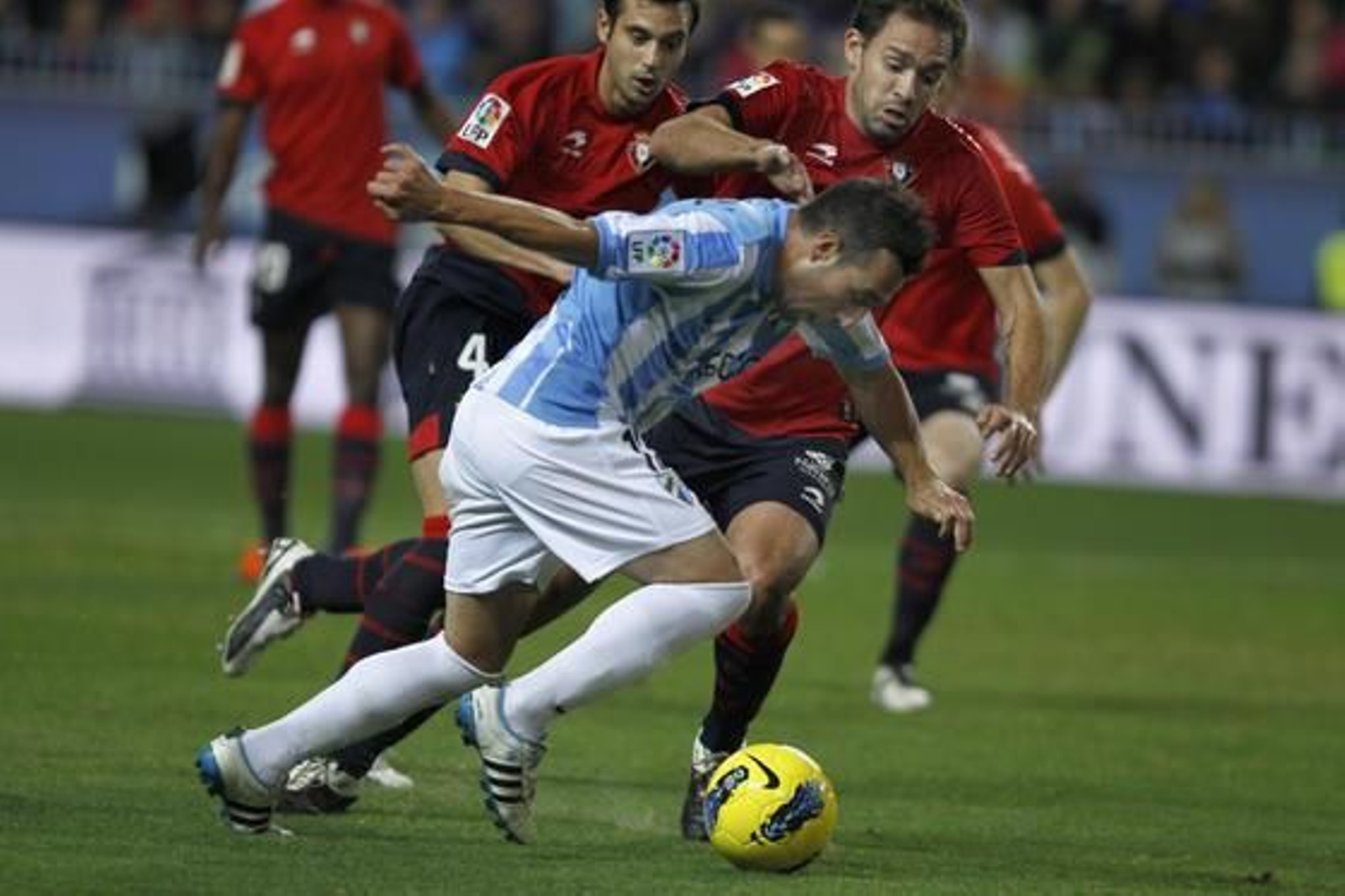 Cazorla intenta sortear a dos rivales. / Sergio Camacho