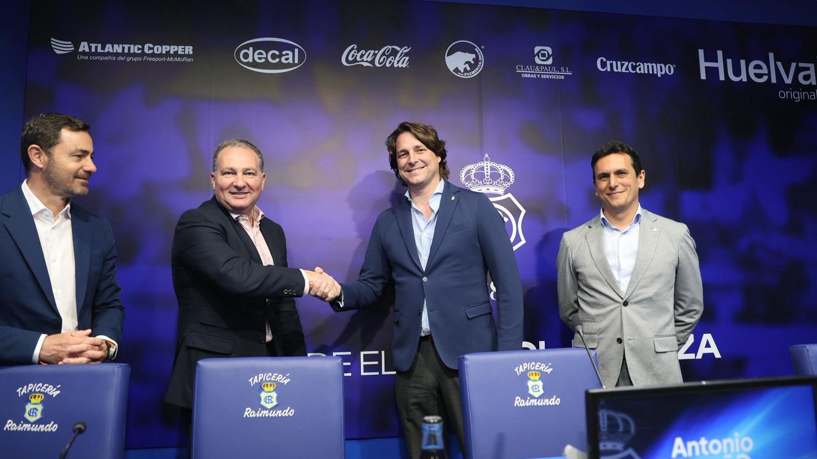 David Toscano y Adrián Fernández se estrechan la mano.