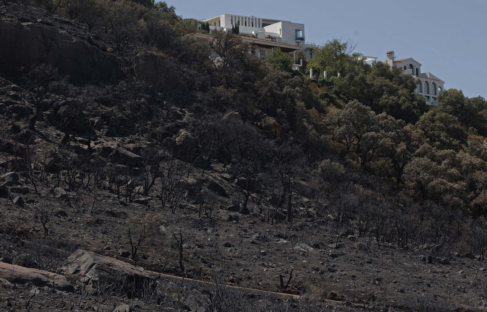 Así han quedado Atlanterra y Zahara de los Atunes tras el incendio forestal en la Sierra de la Plata de Tarifa