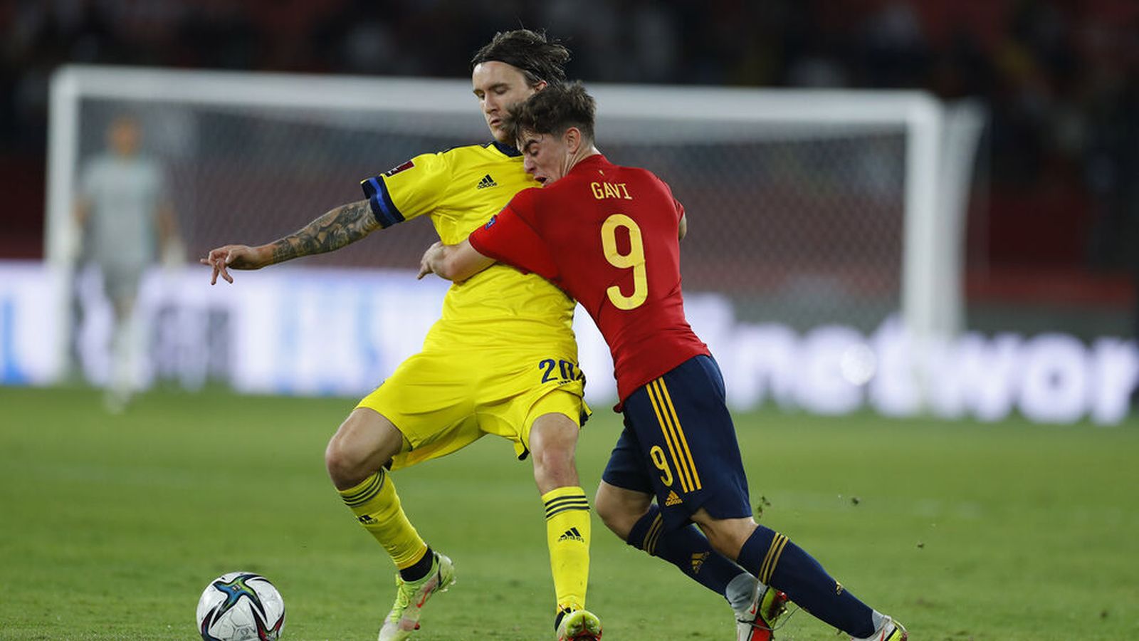 Gavi pugna con un jugador sueco.