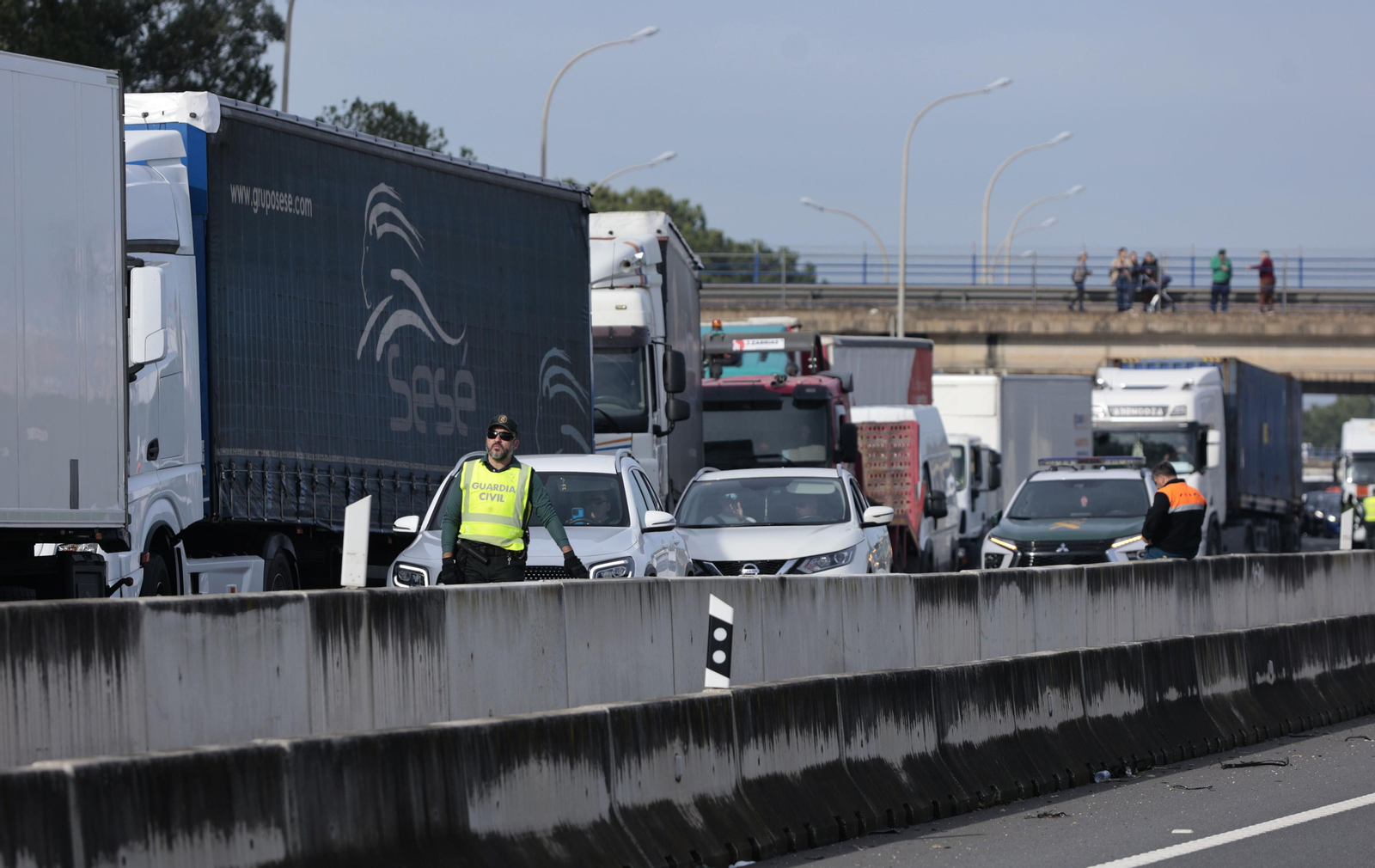 Las imágenes del corte de la A-49 por la protesta de los agricultores