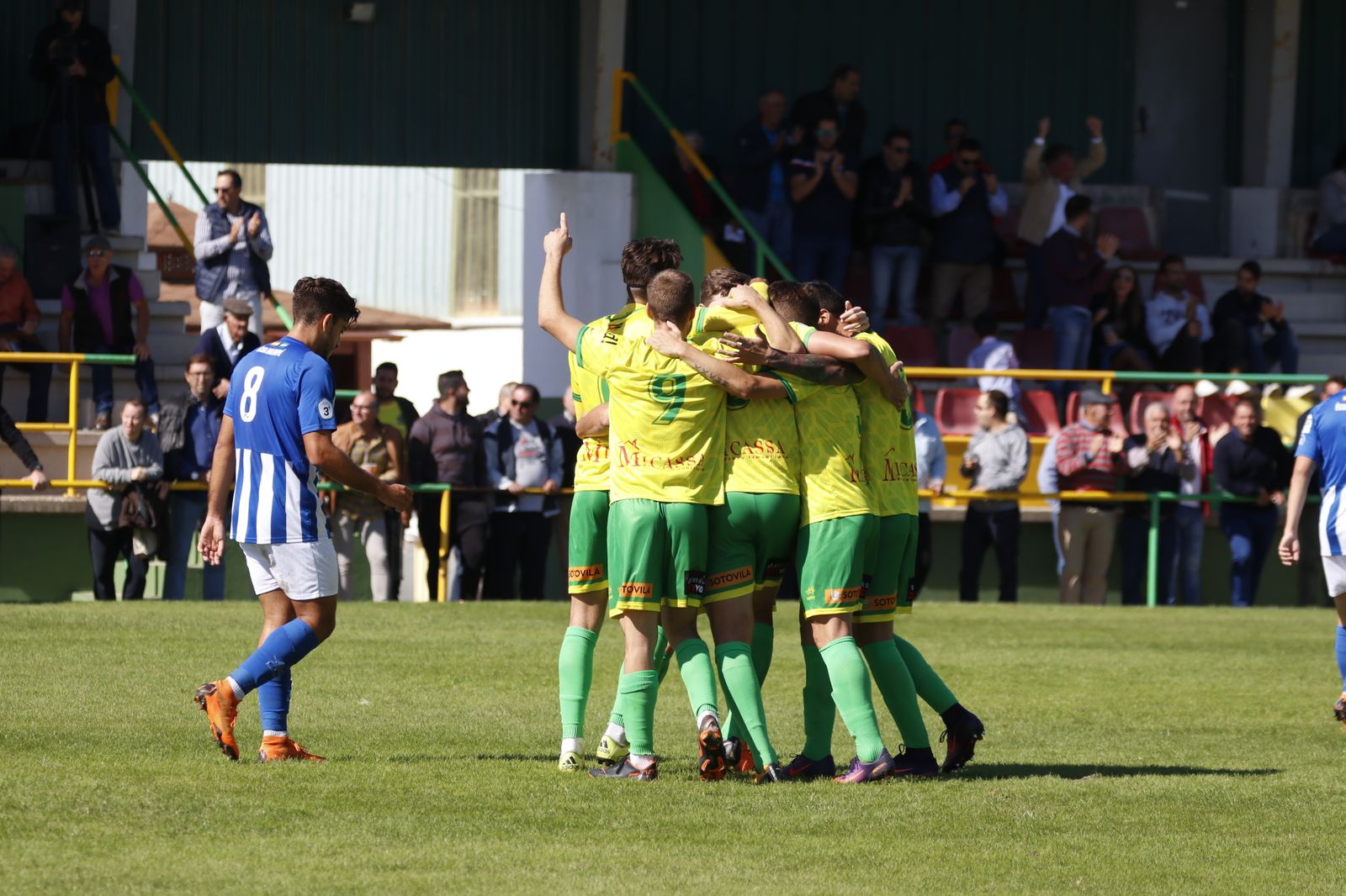 Los barreños celebran el tanto de la victoria, con el público al fondo