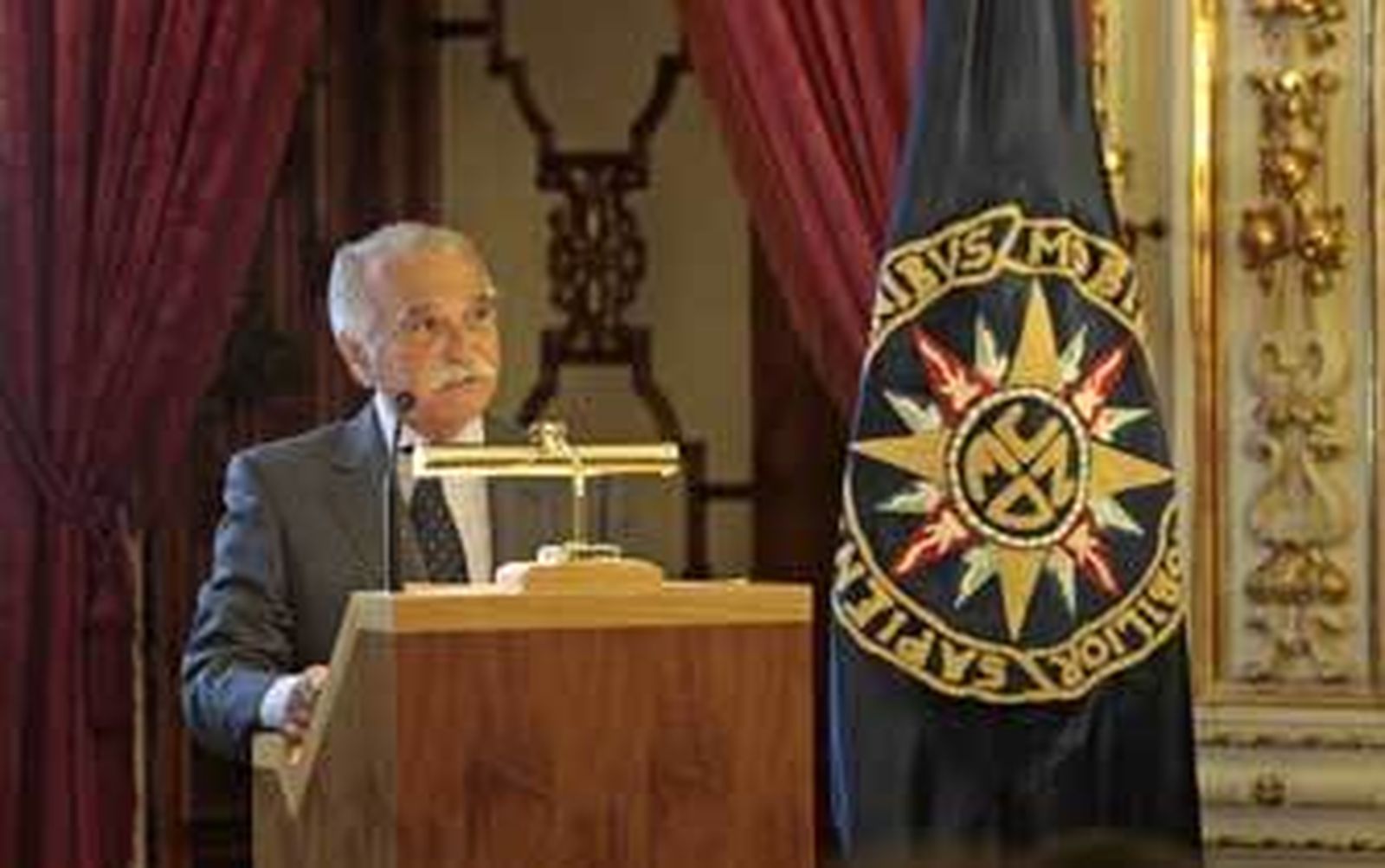 El director del centro asociado de la UNED en Cádiz, Jesús Mora, en el acto oficial de inauguración del curso el pasado 30 de octubre. /Fito Carreto