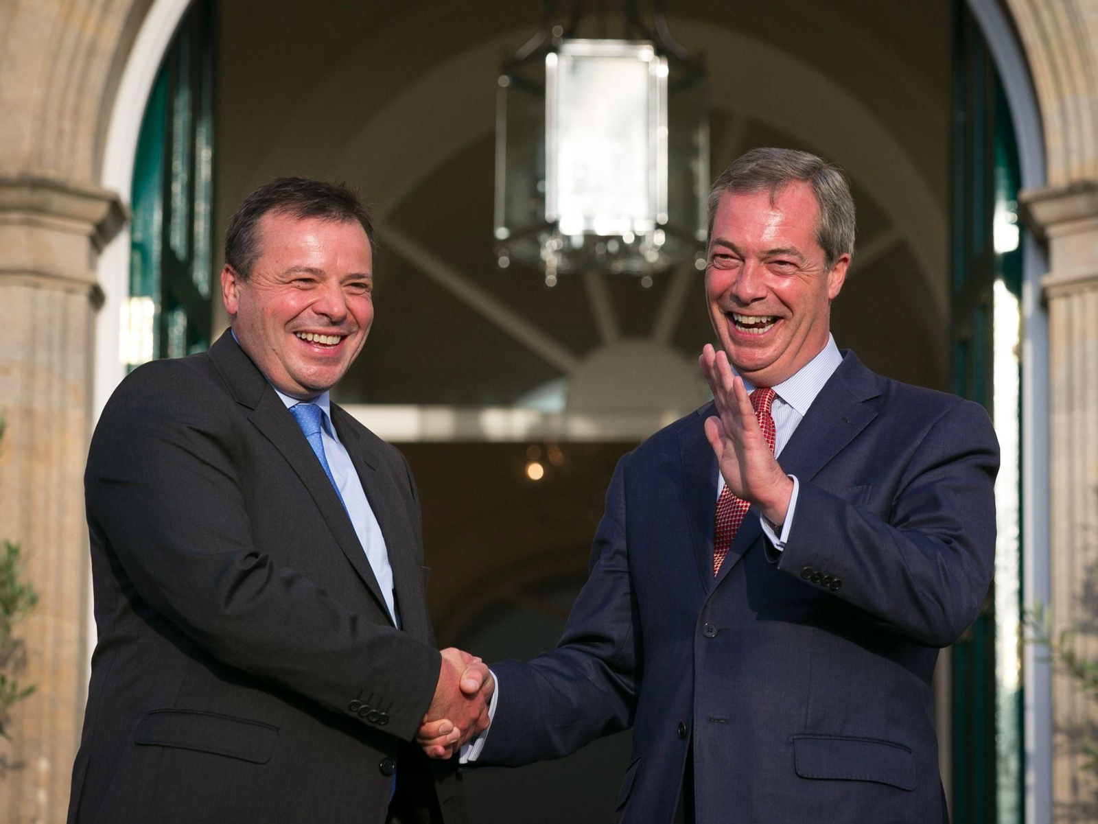 El multimillonario Arron Banks, con vínculos comerciales en Gibraltar, estrecha la mano de Nigel Farage.
