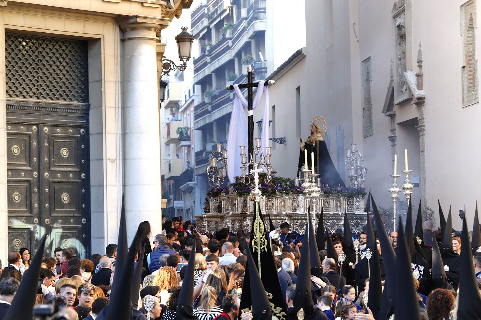 La Hermandad de la Buena Muerte procesiona por las calles de Huelva