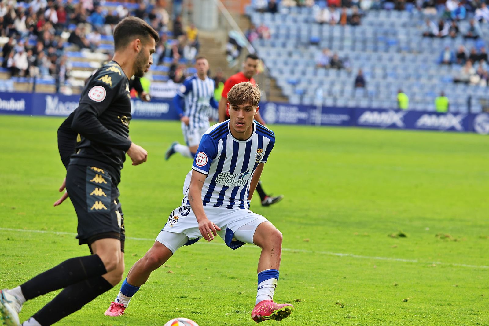 De la Rosa presiona la salida de balón de un jugador del Ceuta.