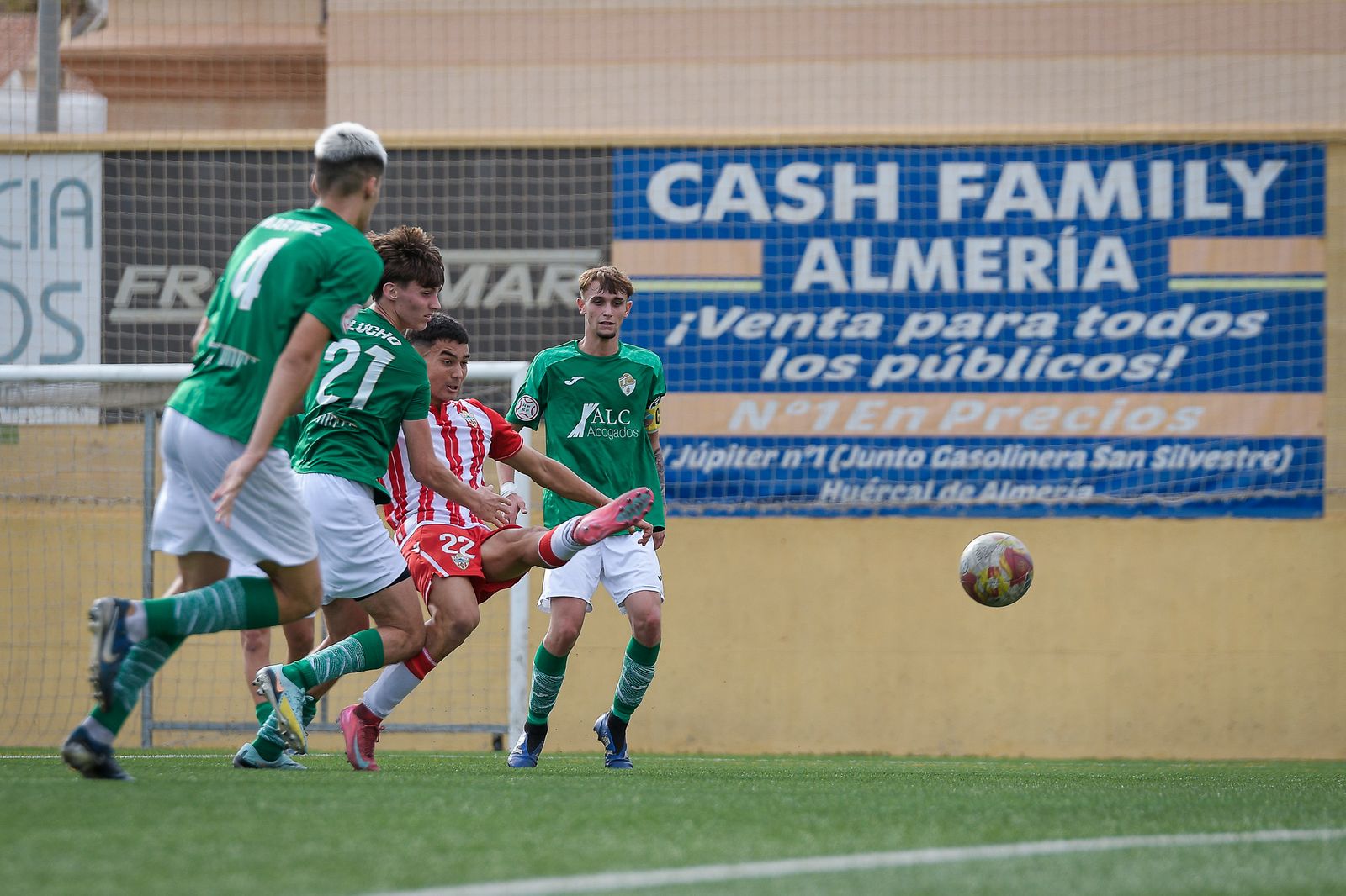 José Ramón realiza un disparo durante el encuentro de la primera vuelta frente a los malagueños.