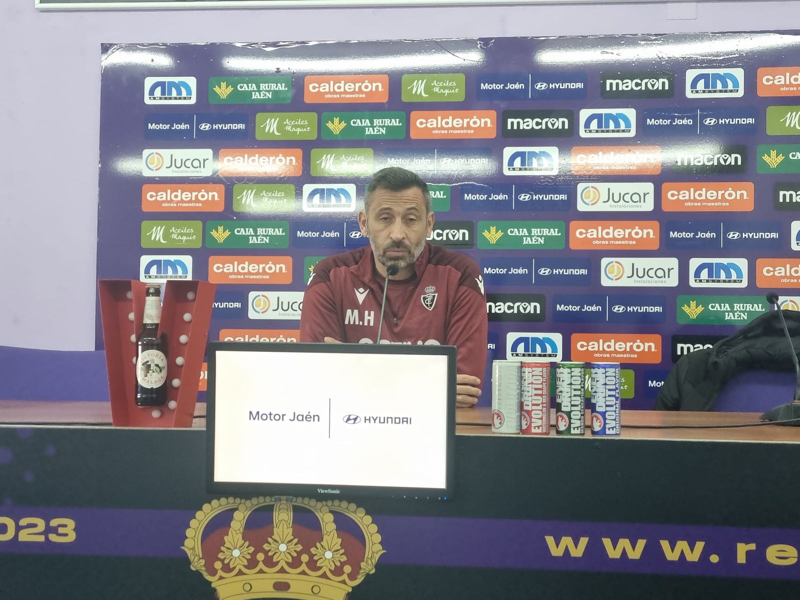 Manolo Herrero atiende a los medios de comunicación en la previa del duelo ante la UD Melilla.