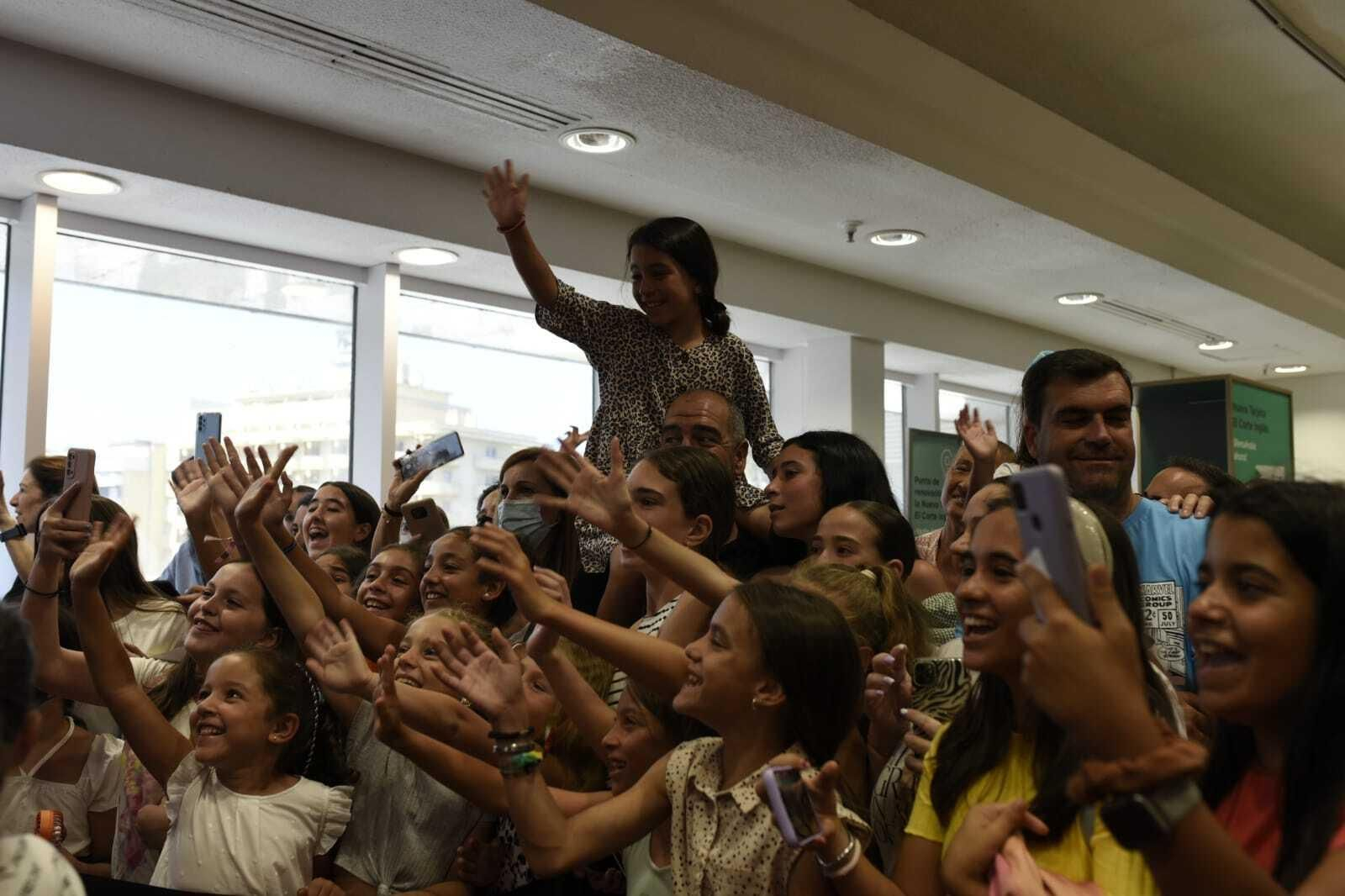 La youtuber Indy presenta su último libro en Huelva.