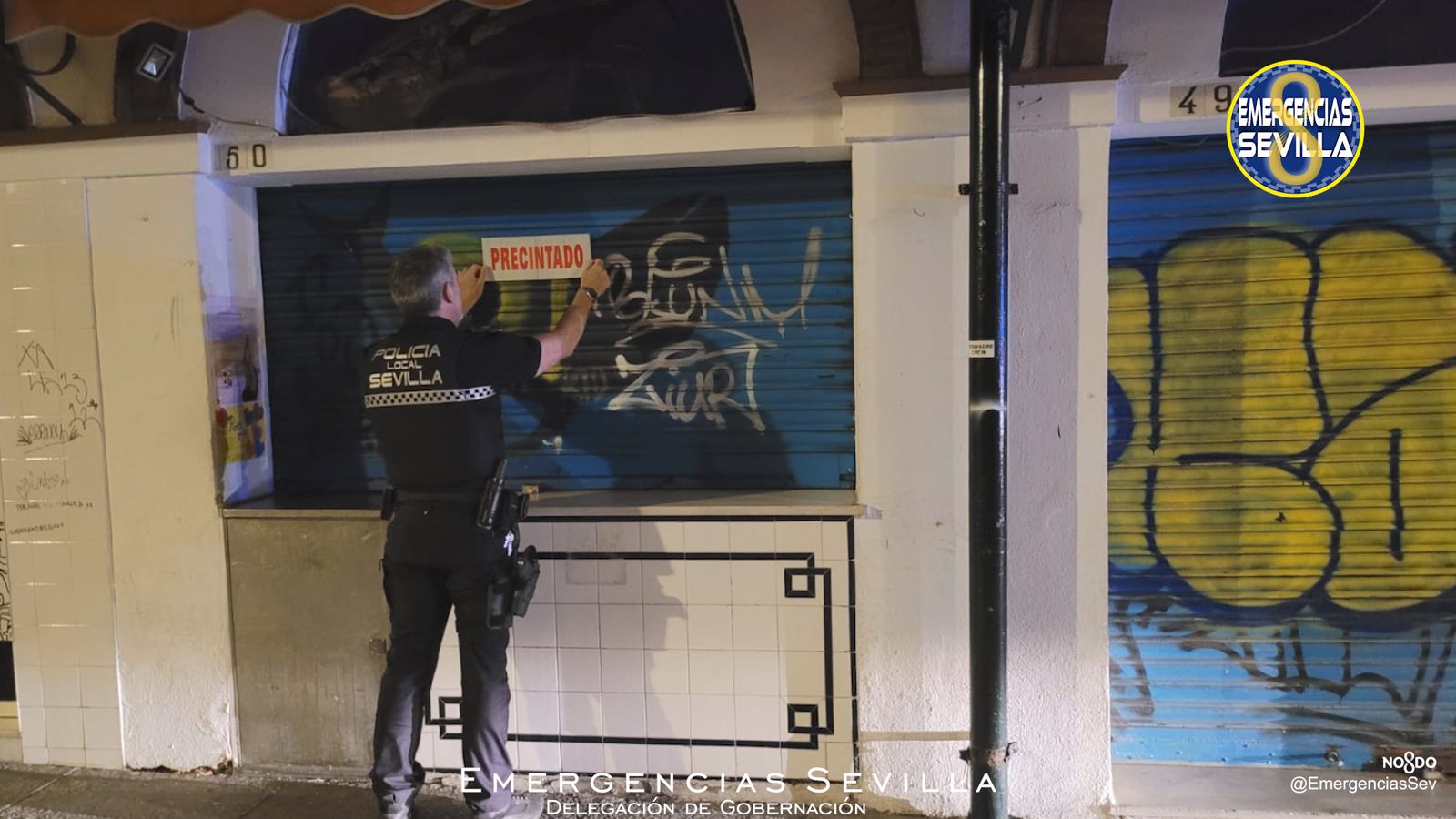 Precintado un bar en el mercado de la Feria por vender alcohol para la calle.