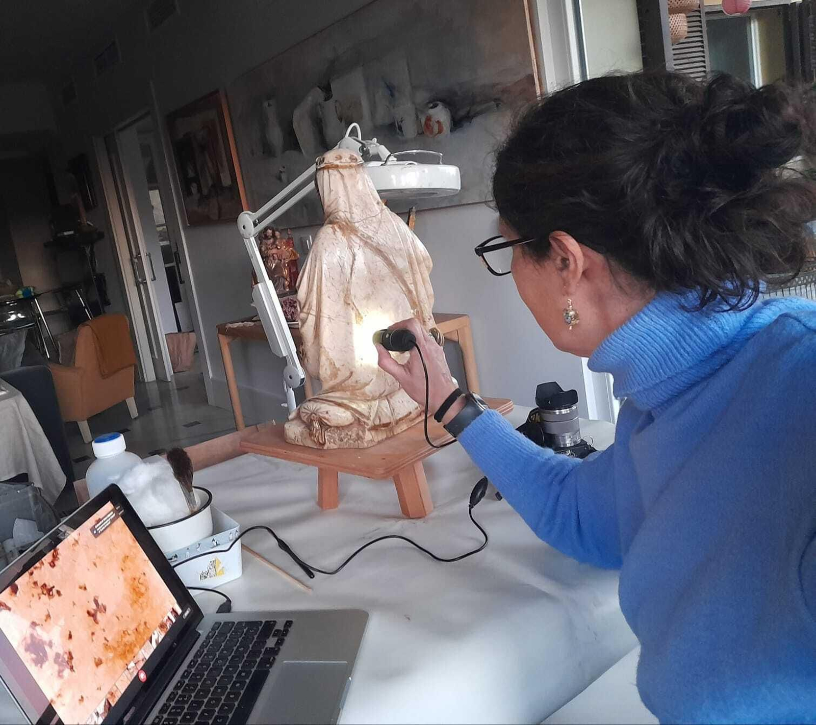 Un momento del proceso de restauración de la Virgen de la Consolación, en la parte del estudio con microfotografía.