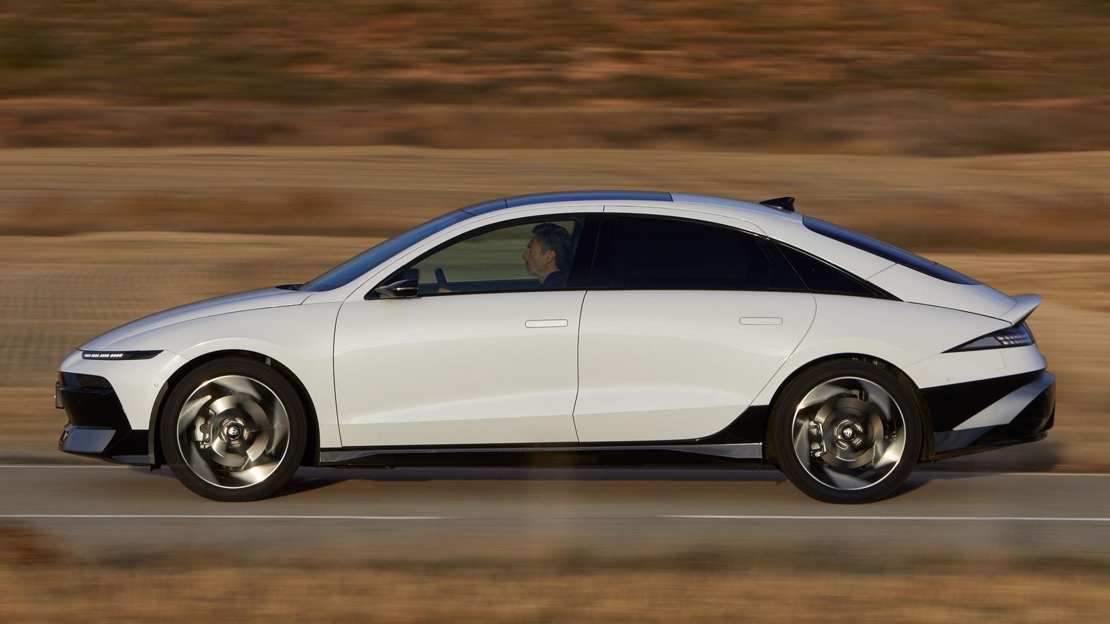 La autonomía se amplia en todos las versiones al incorporar baterías de 63 u 84 kWh donde antes tenía 53 o 77 kWh.