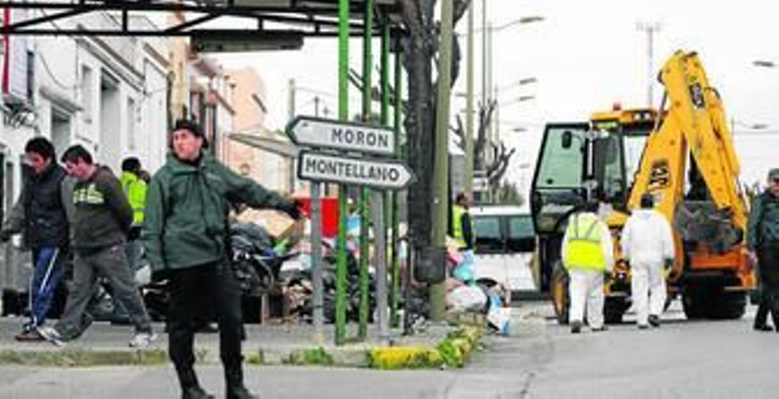 Agentes y operarios de Tragsa desplegados ayer por todo el pueblo.