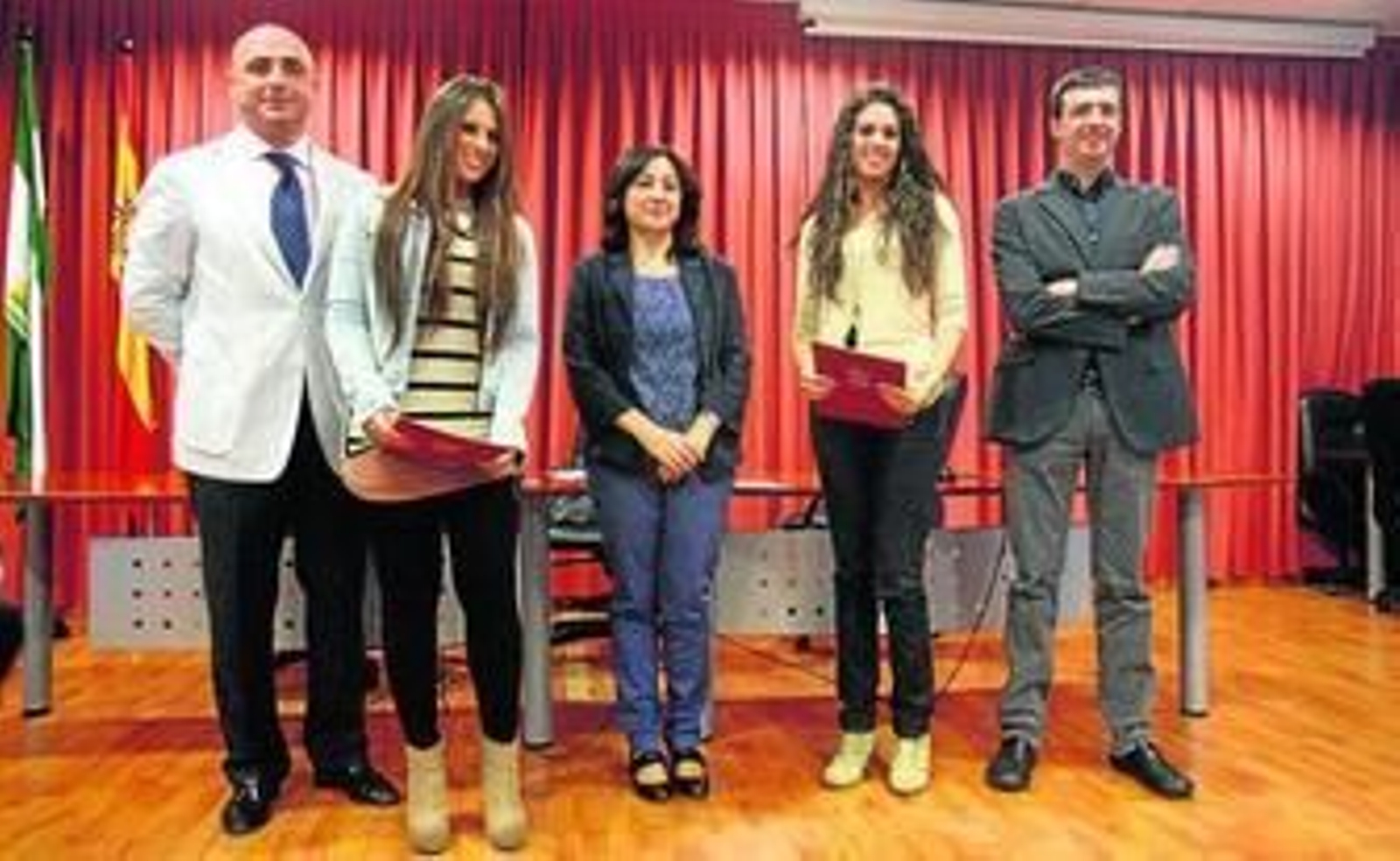 Dos de las alumnas galardonadas, junto a Jesús Velasco, Isabel Rodríguez y Sixto Romero, ayer. Dos de las alumnas galardonadas, junto a Jesús Velasco, Isabel Rodríguez y Sixto Romero, ayer.