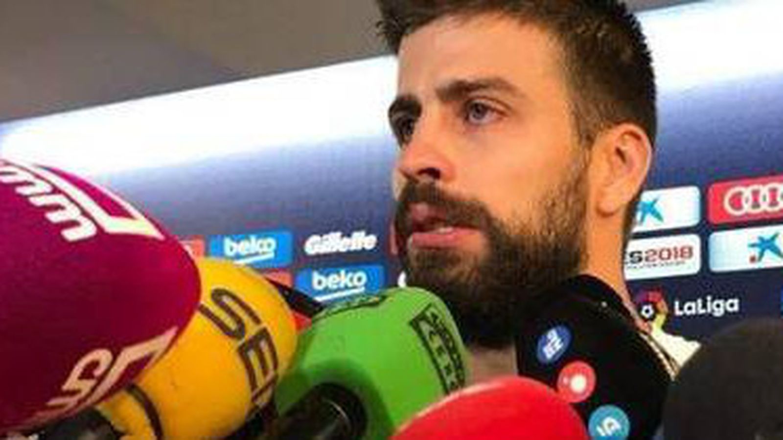 Piqué atiende a los medios con rostro serio.