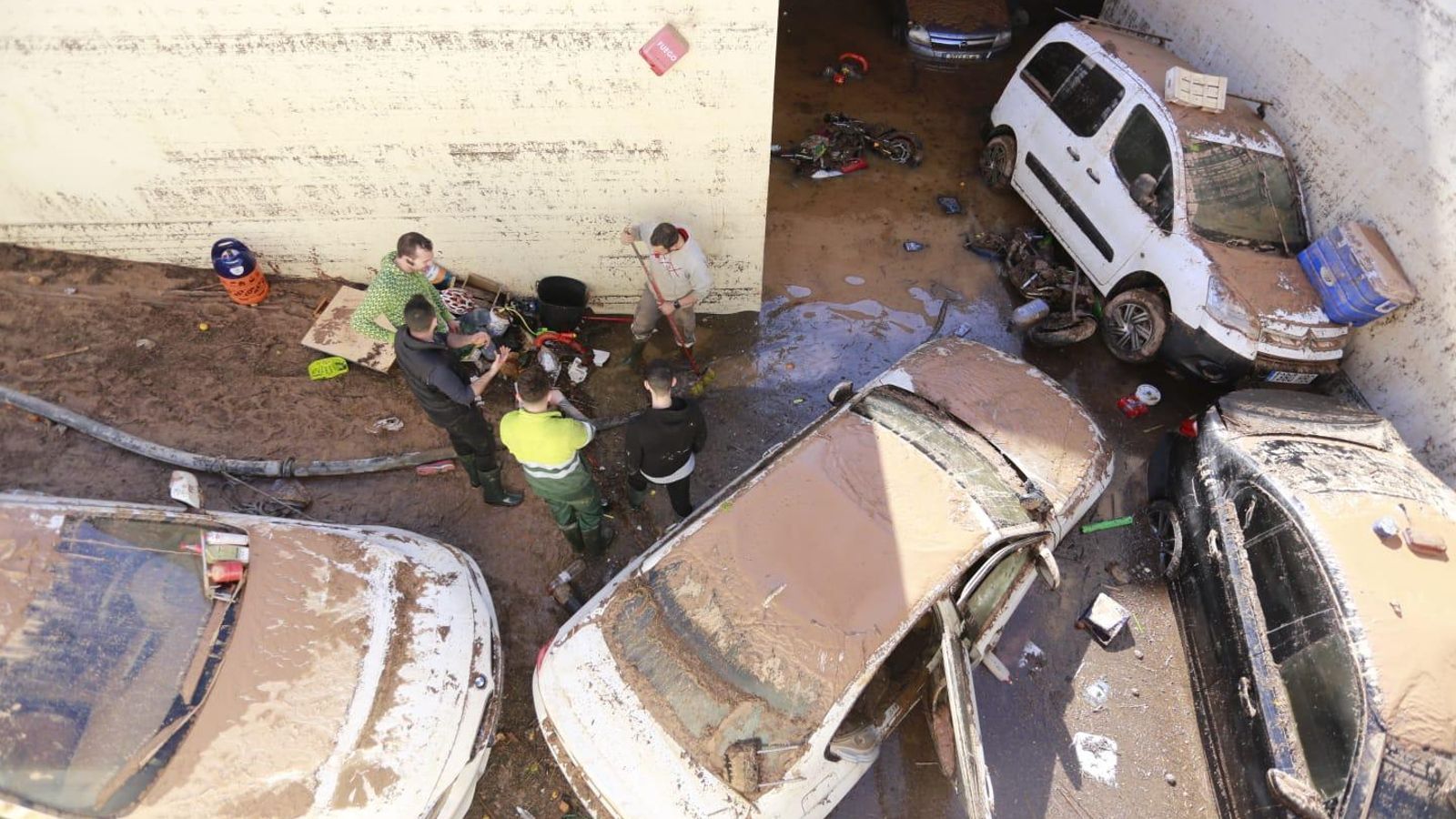 Vehículos arrastrados por la riada.