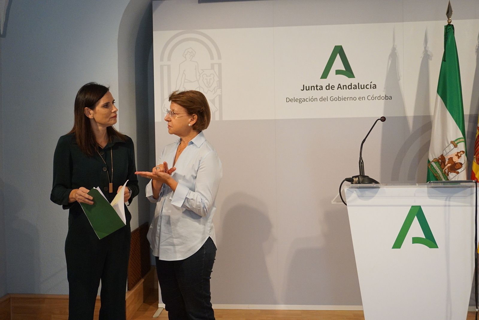 La delegada de Empleo, María Dolores Gálvez, y la jefa de servicio de Fomento del Empleo, Francisca Jiménez.