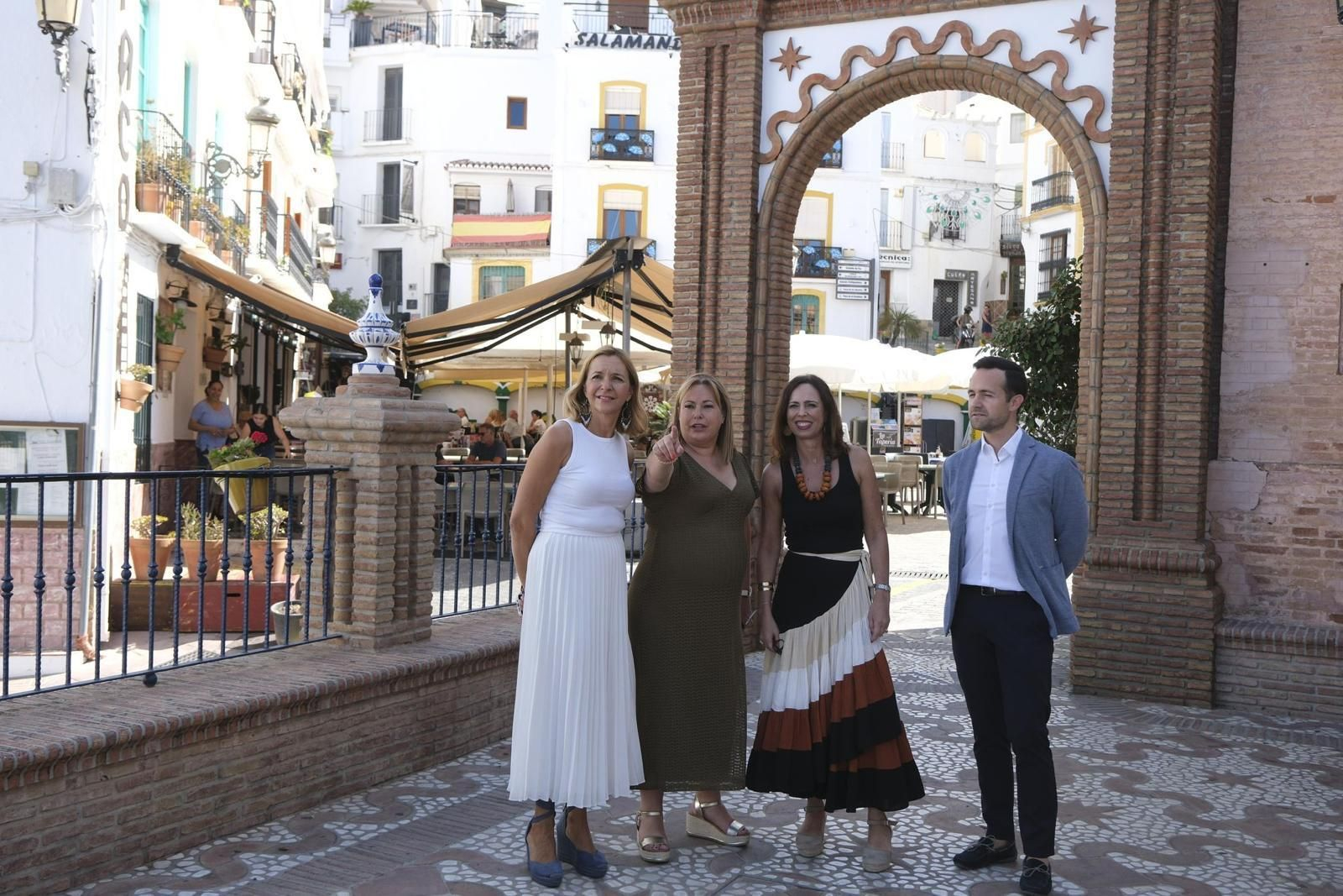 La consejera de Fomento ha visitado Cómpeta, donde ha mantenido un encuentro con la alcaldesa.