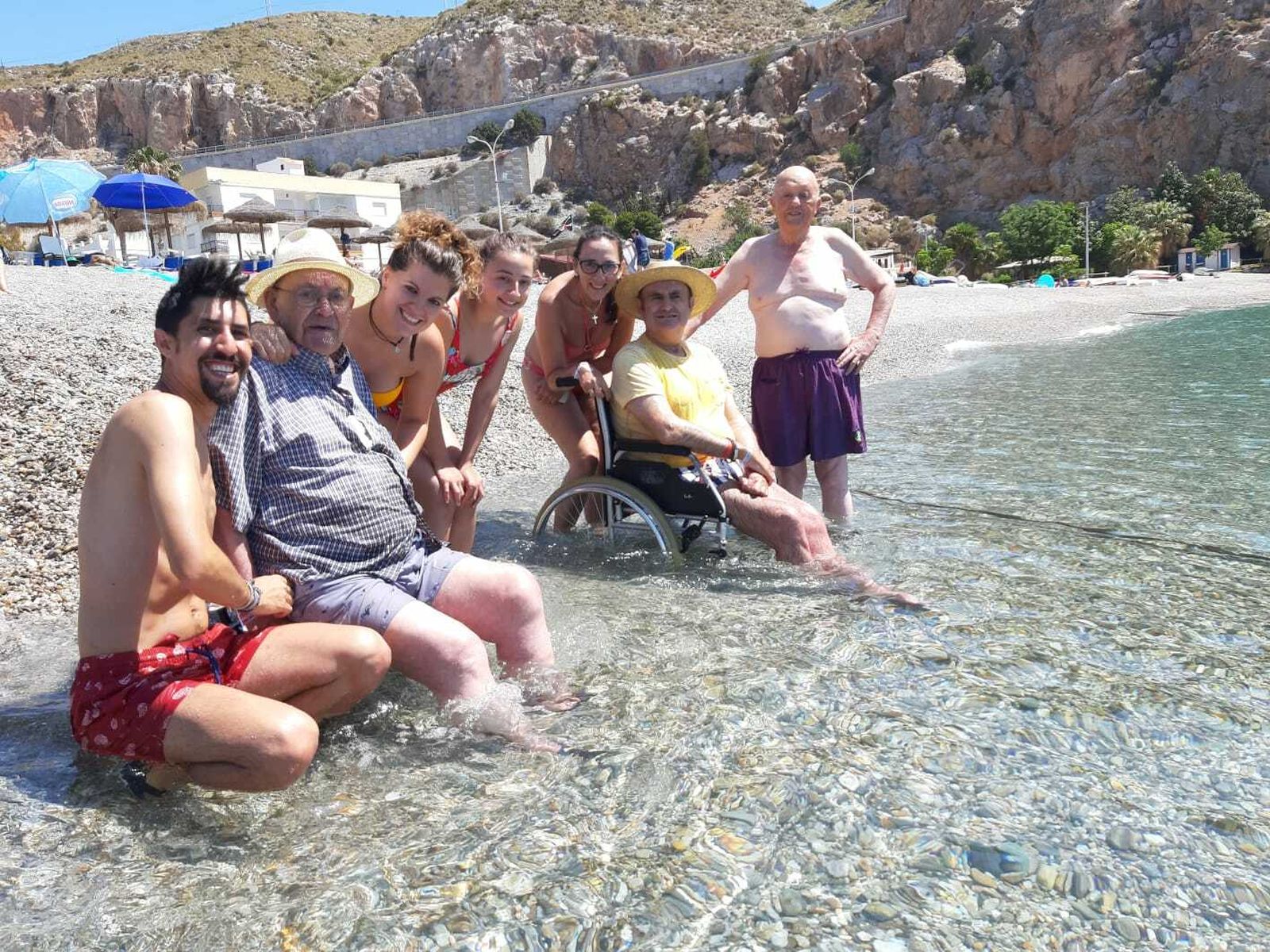 Usuarios en una de las excursiones playeras organizadas por la residencia.
