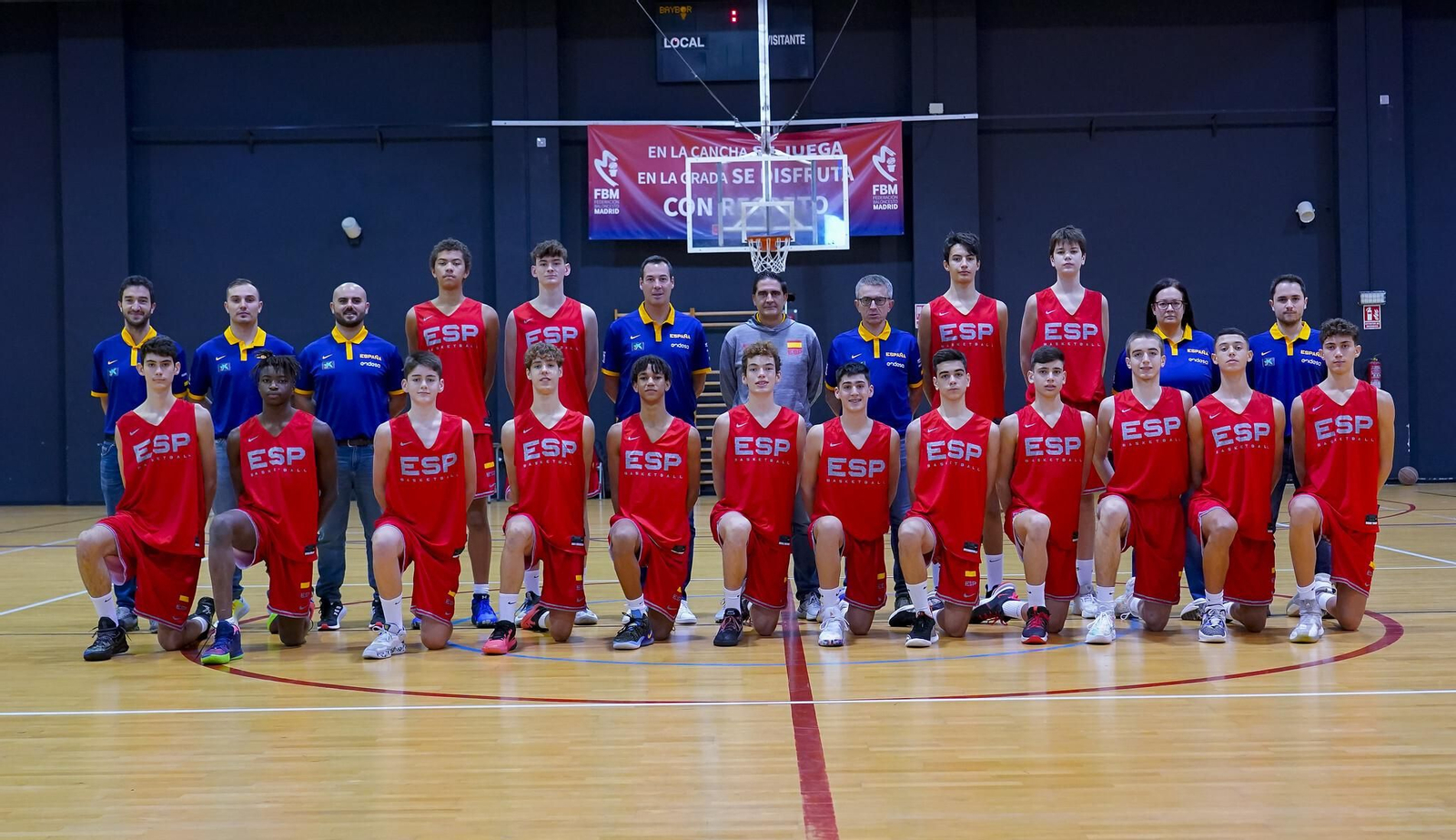 El grupo de la sub 15 posa al completo.