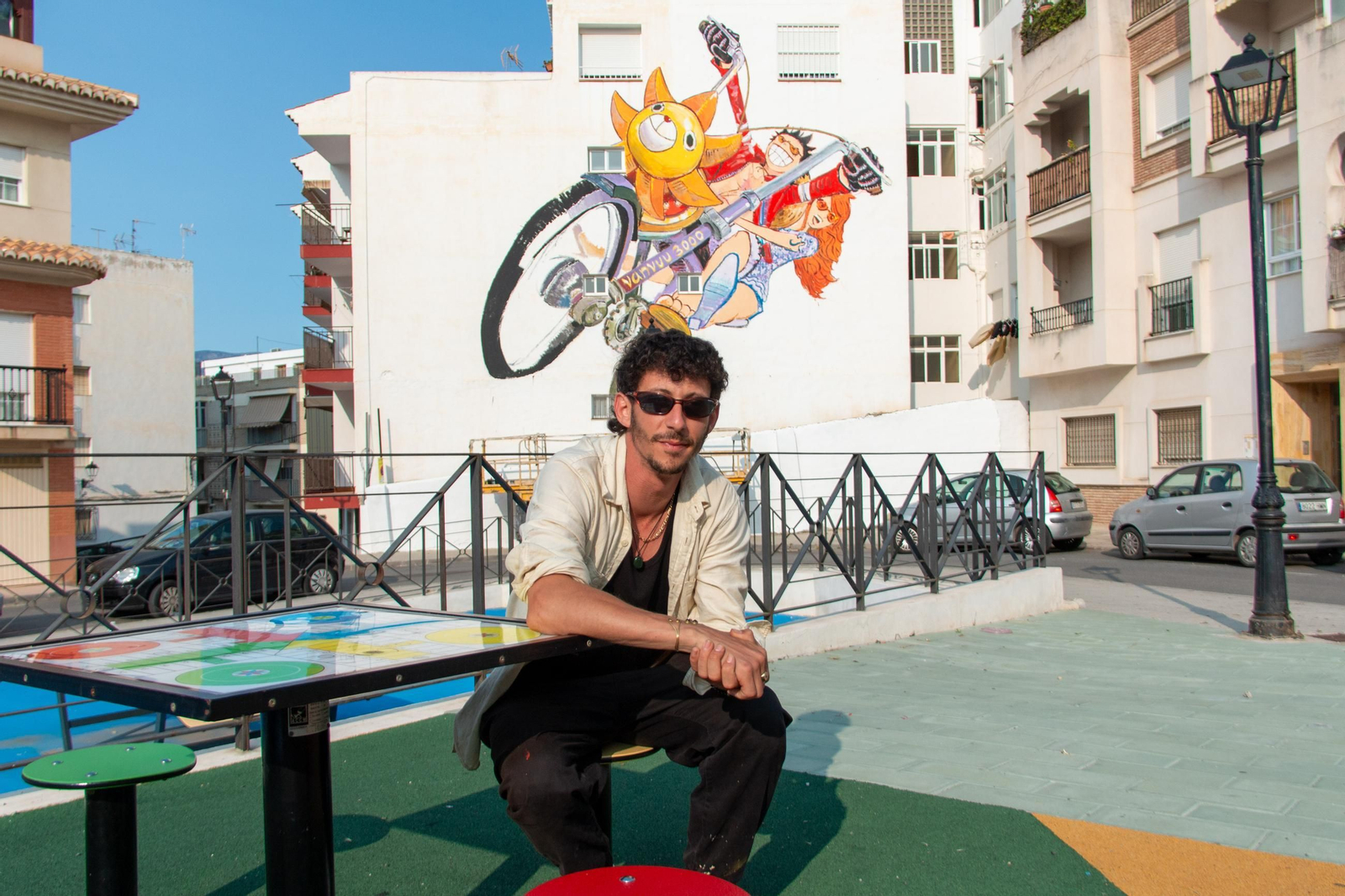 Iván Floro posa para Granada Hoy delante de su mural